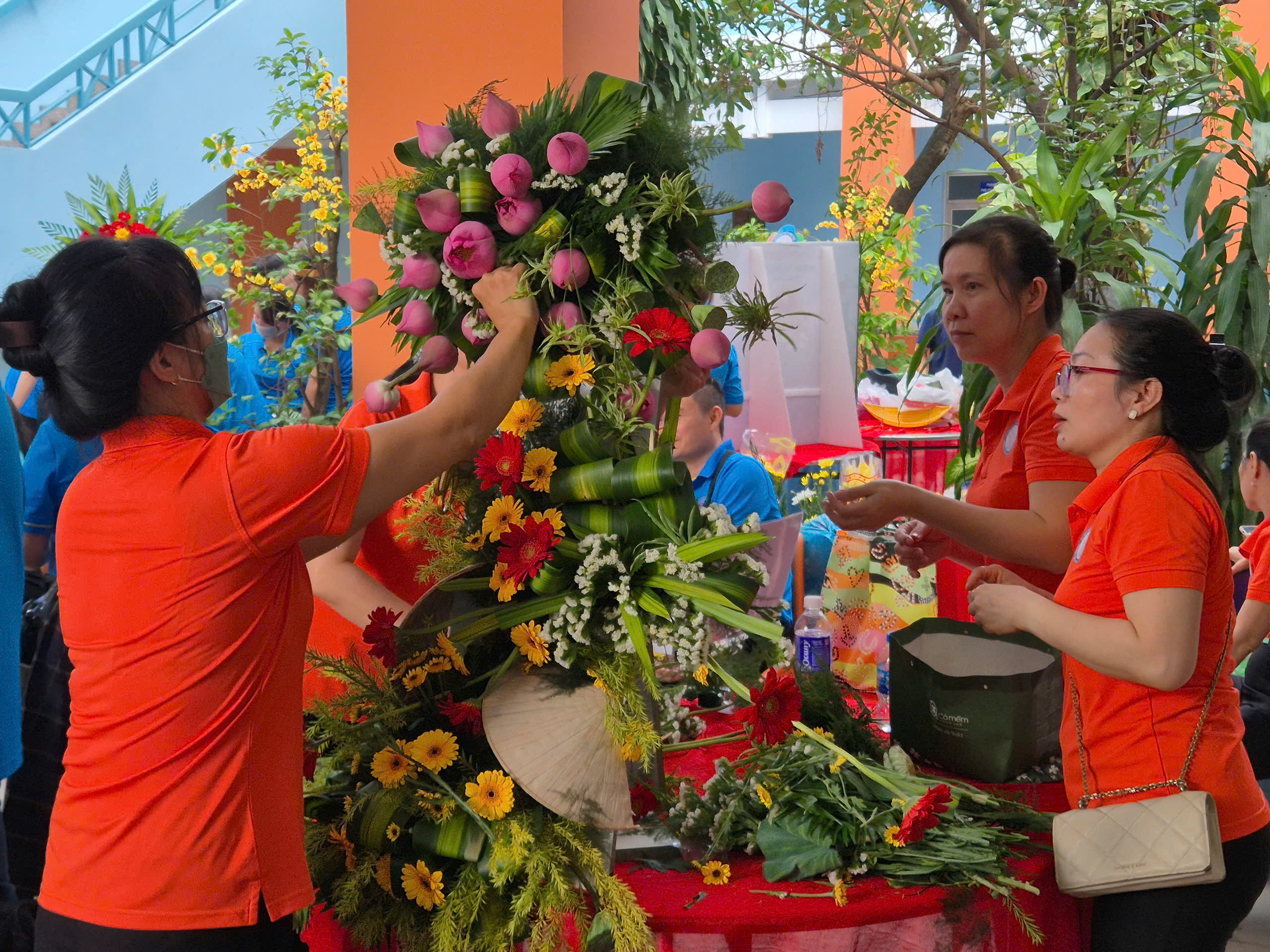 Nhiều hoạt động chăm lo ý nghĩa cho lao động nữ dịp 8-3 - Ảnh 4.