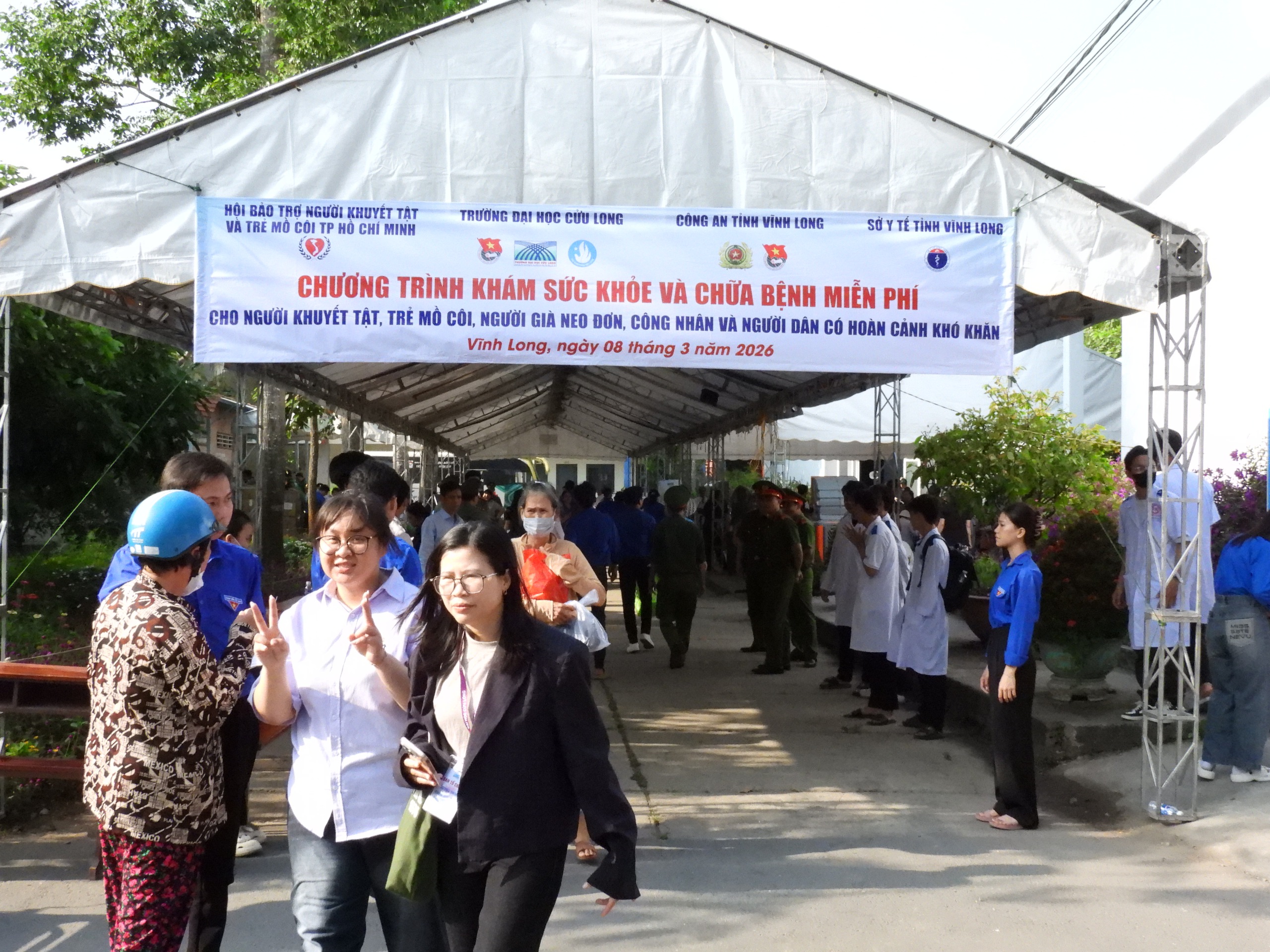 Gần 4.000 người dân ở miền Tây được khám bệnh và cấp thuốc miễn phí - Ảnh 1.