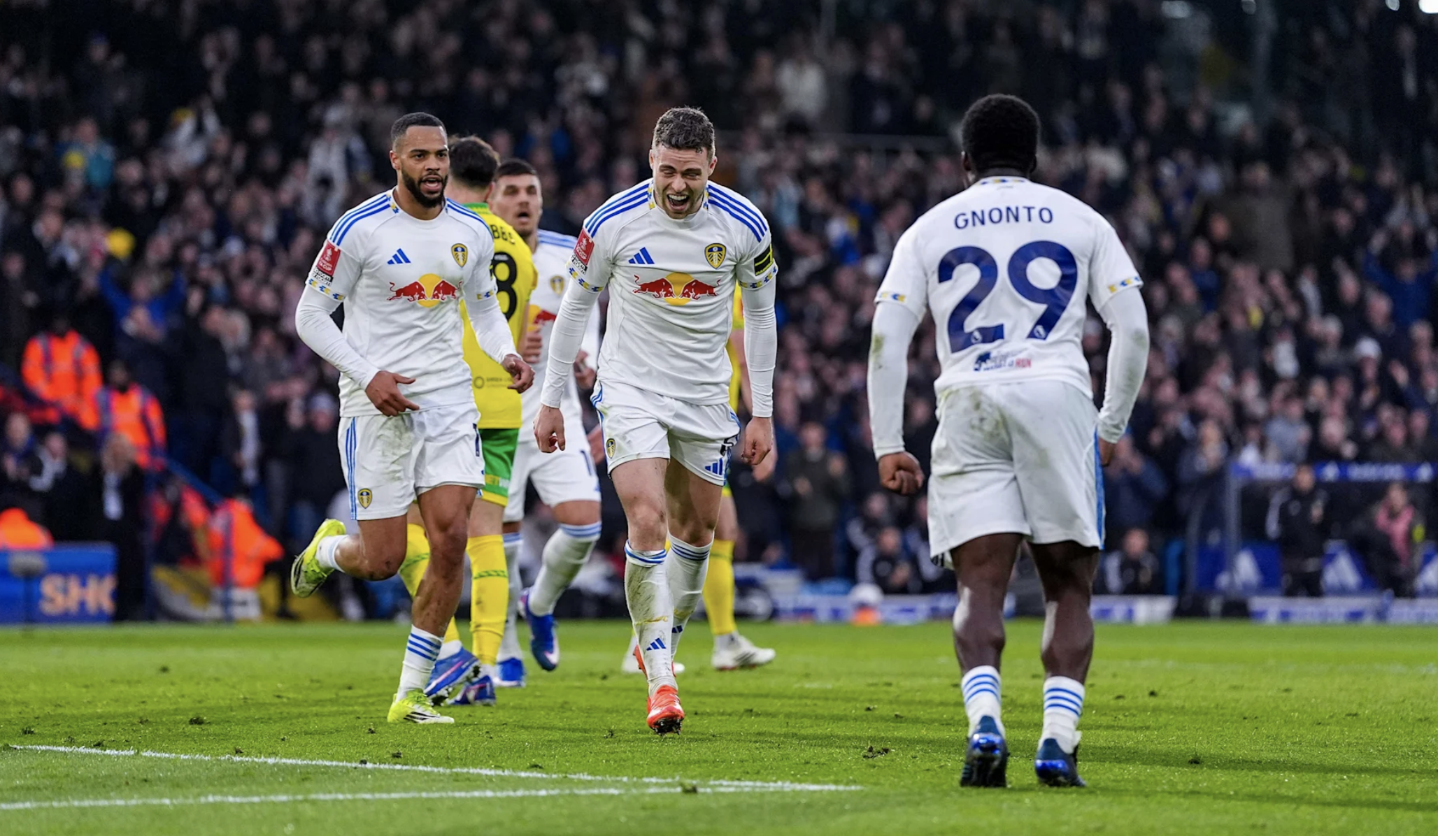 Leeds United v&agrave;o tứ kết FA Cup sau 23 năm - Ảnh 2.