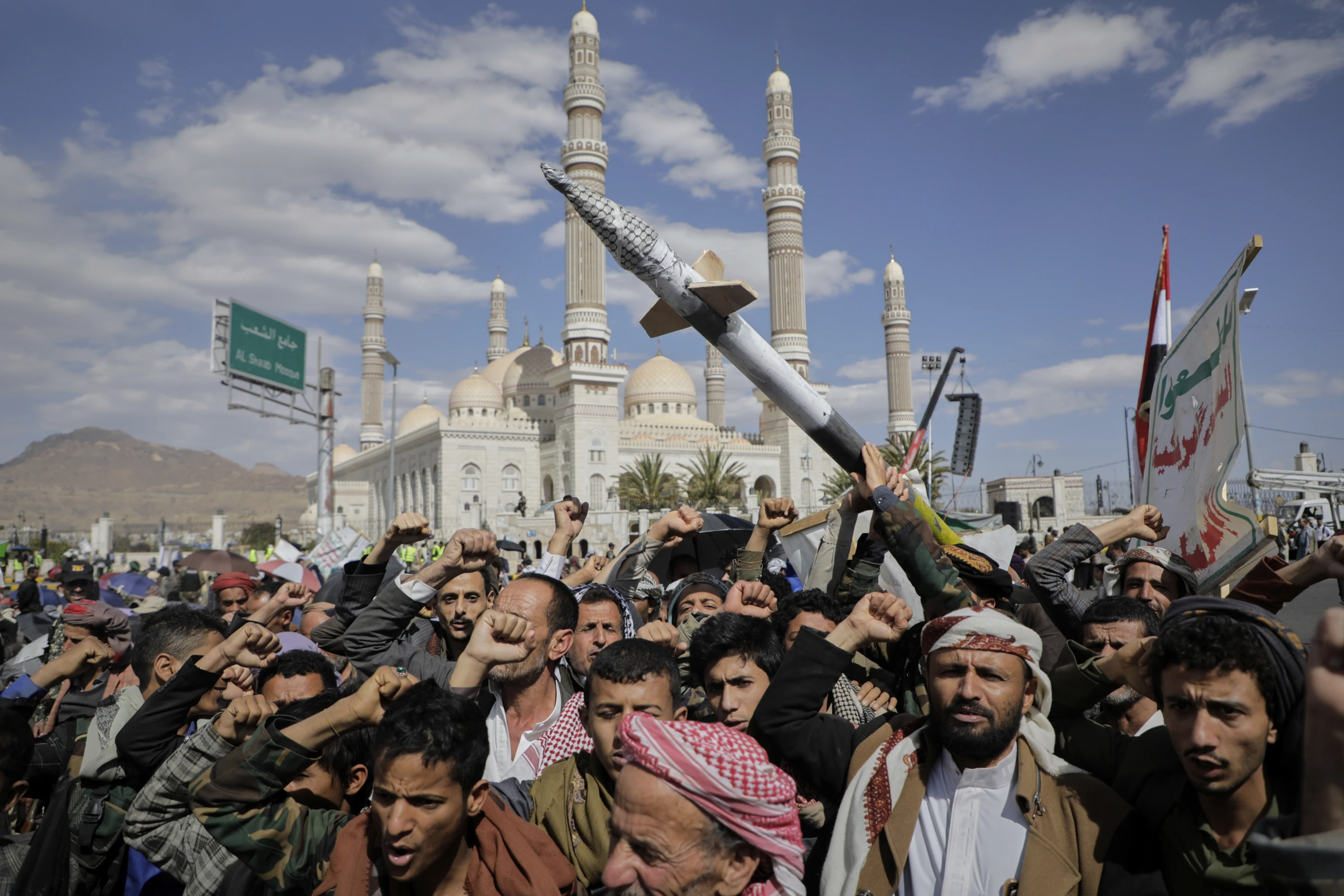 Hành động bất ngờ của Houthi giữa xung đột Mỹ - Israel và Iran - Ảnh 1.