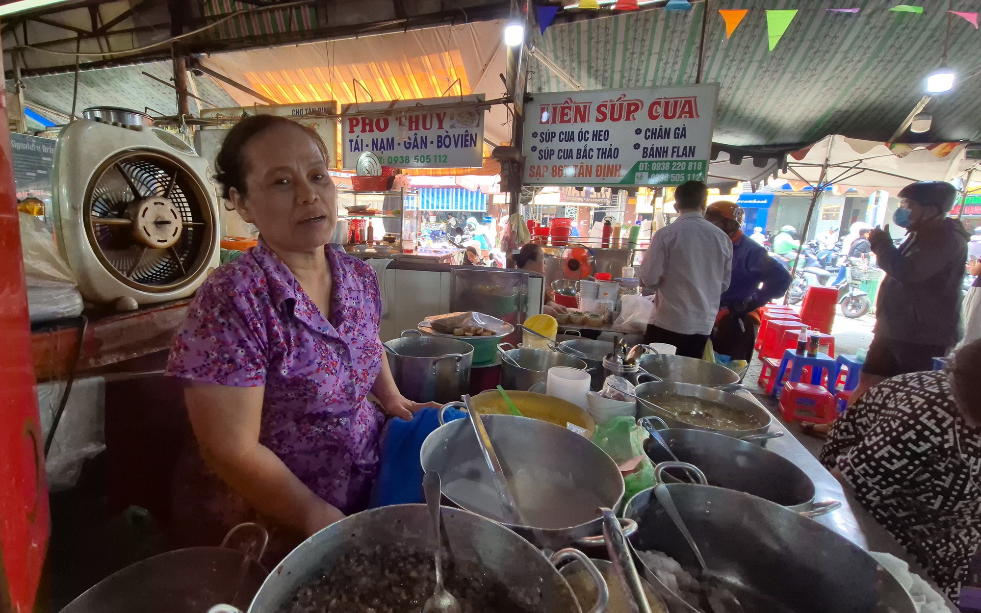 Chủ sạp chè hơn 50 năm ở chợ Tân Định tiết lộ lý do giữ giá bán nhiều năm