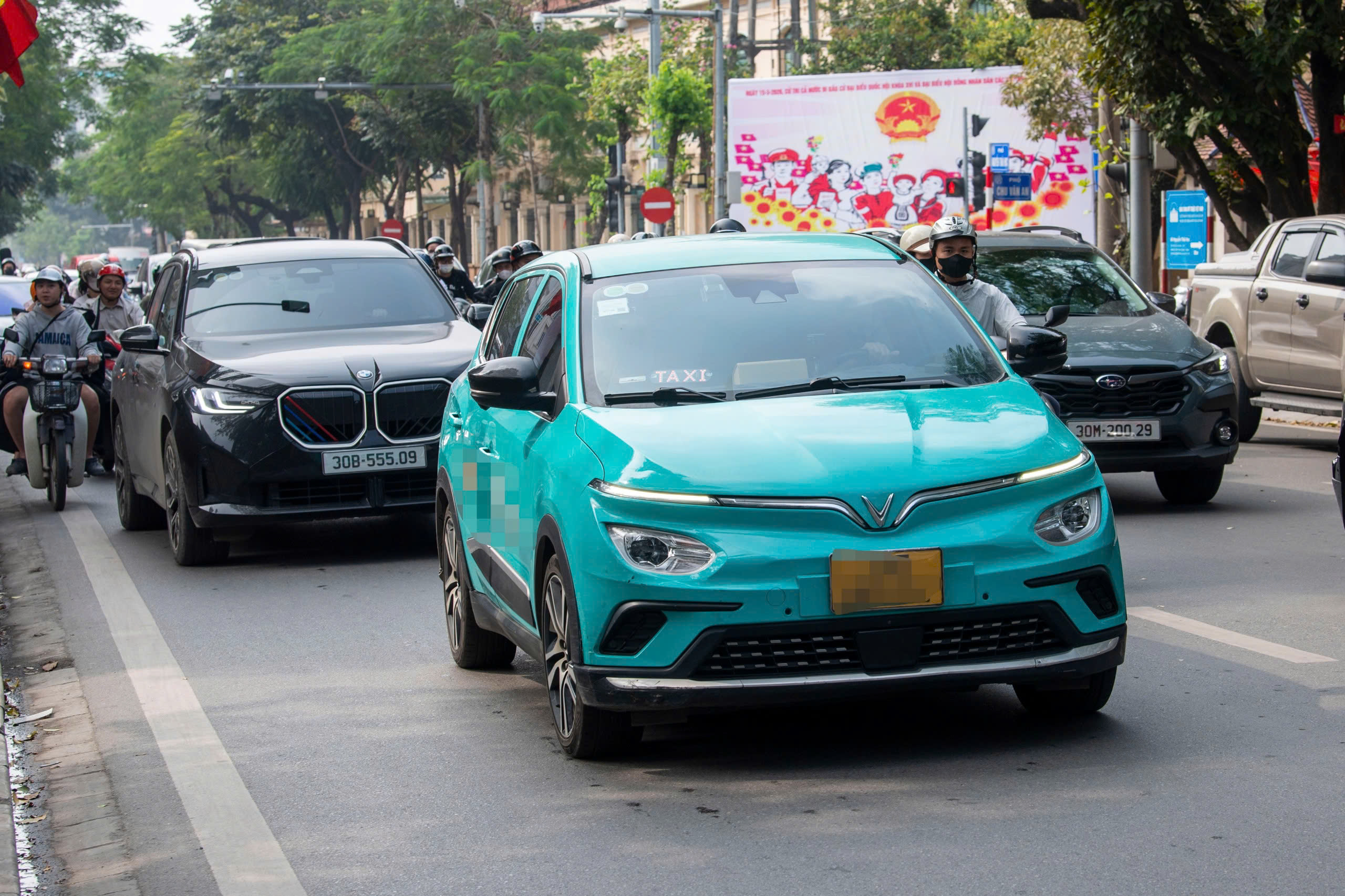 Băn khoăn khi chuyển đổi taxi sang xe điện - Ảnh 1.