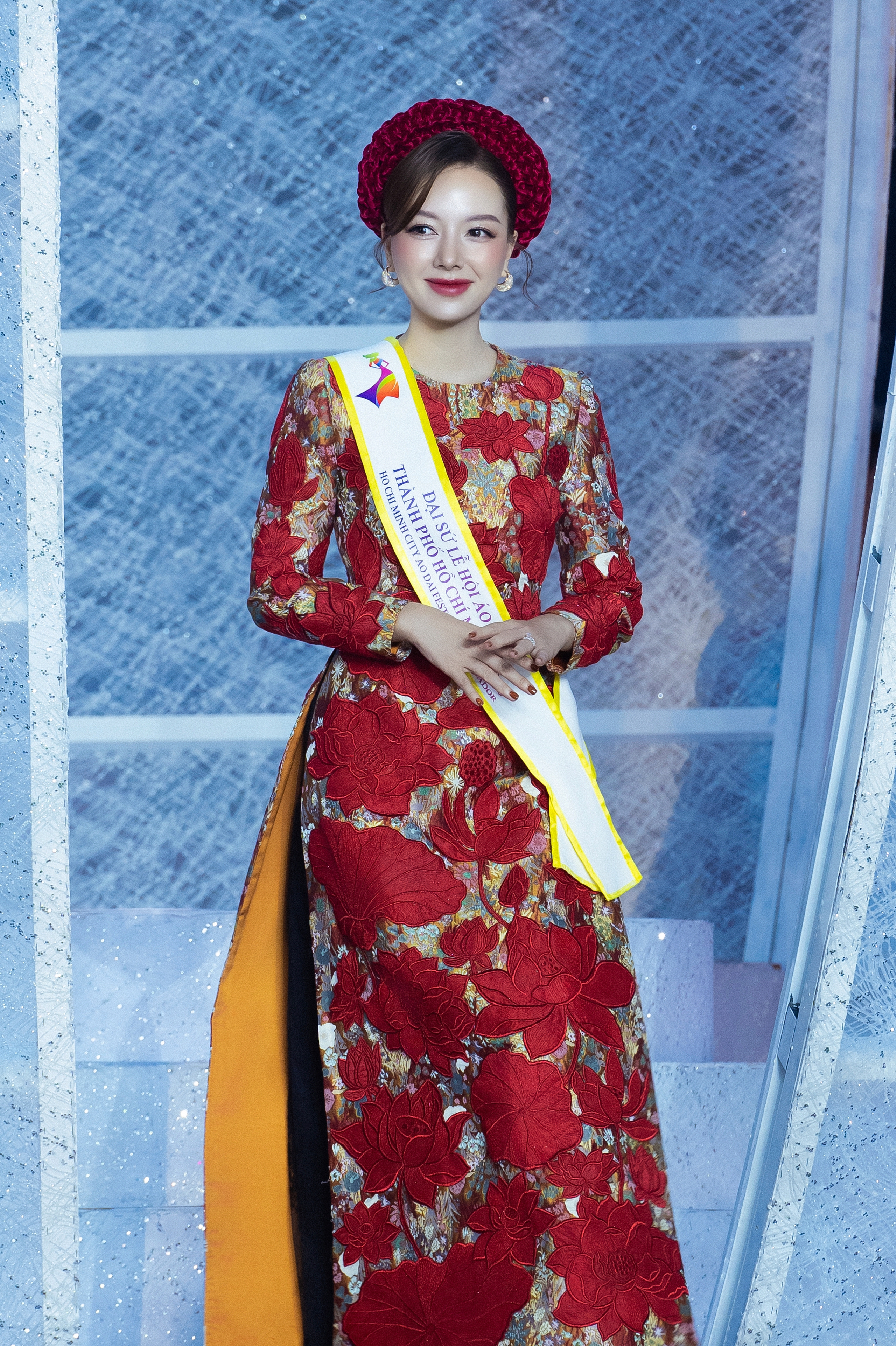 Băng Di ấn tượng trong tà áo dài - Ảnh 1.