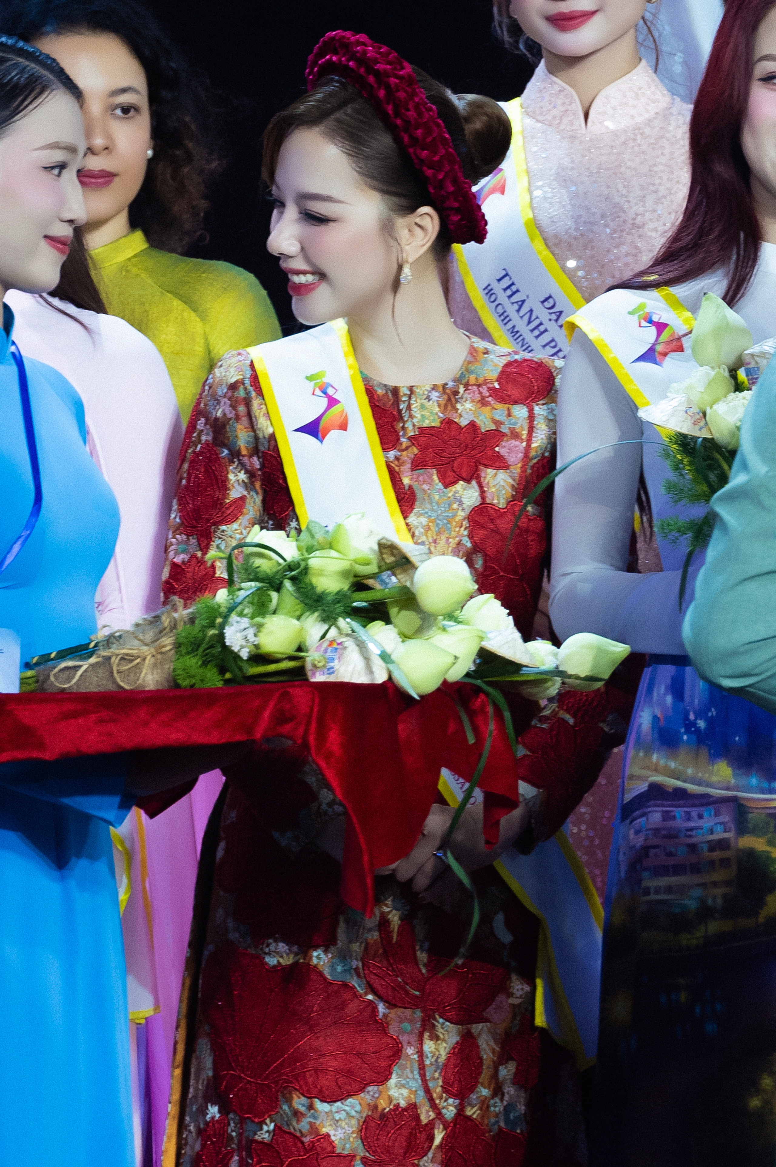 Băng Di ấn tượng trong tà áo dài - Ảnh 2.