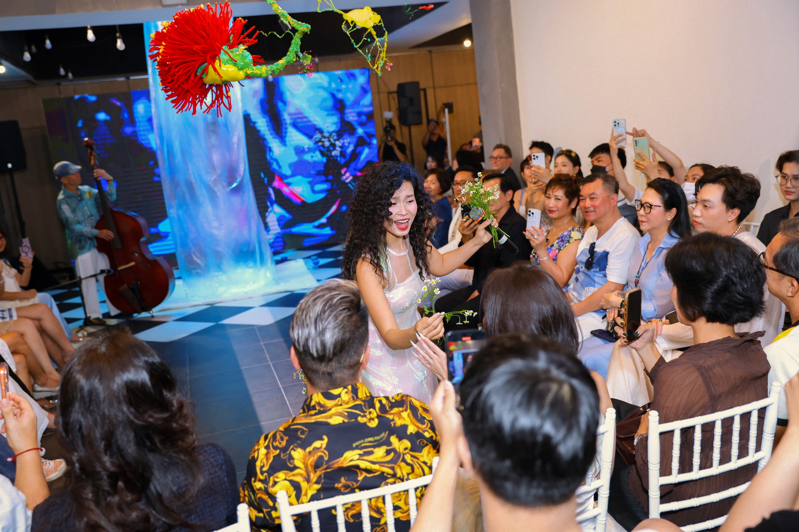 Đồng Lan trở lại showbiz Việt - Ảnh 4.
