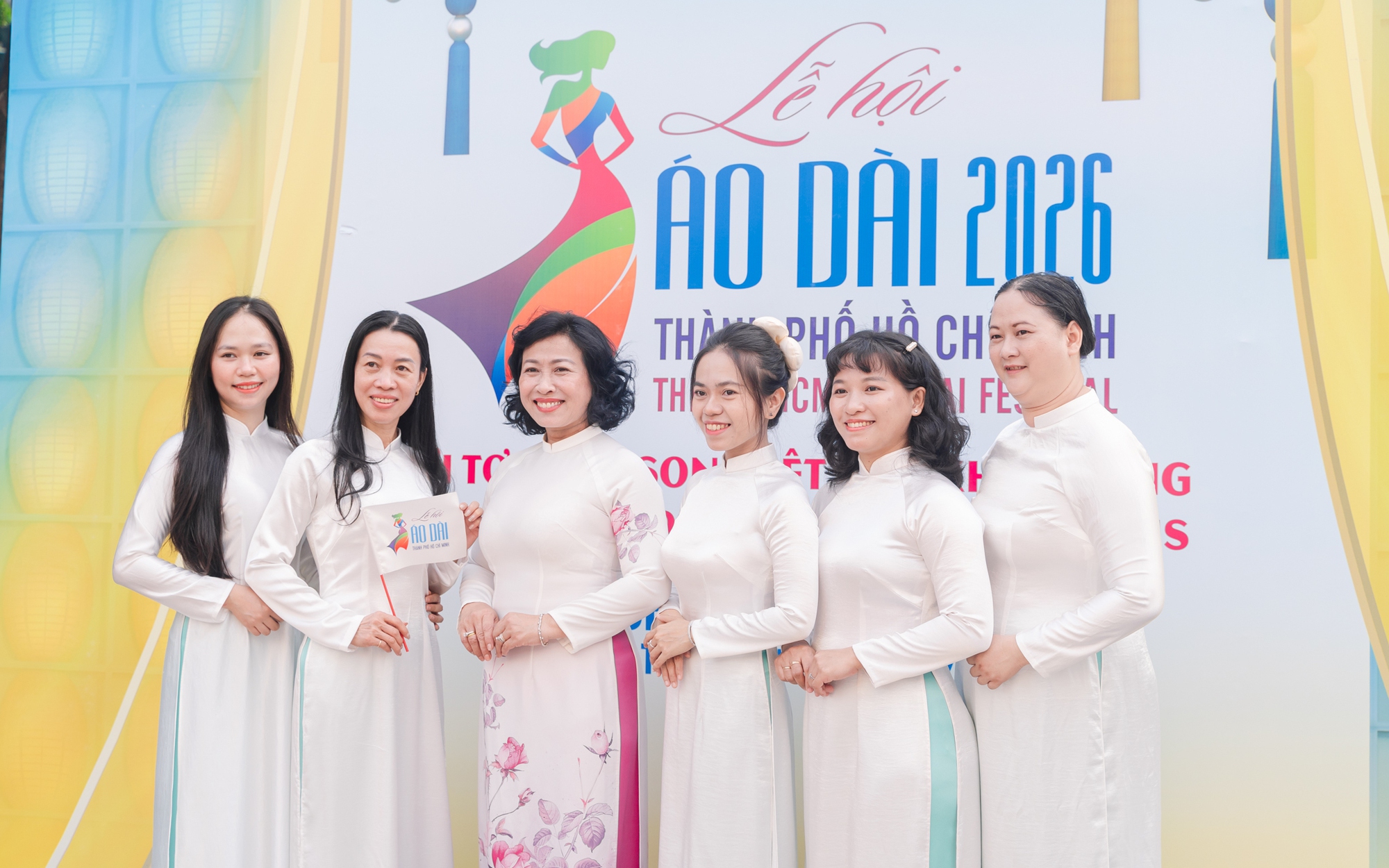 VIDEO: Rực rỡ áo dài trên đường phố TPHCM vào ngày Quốc tế Phụ nữ