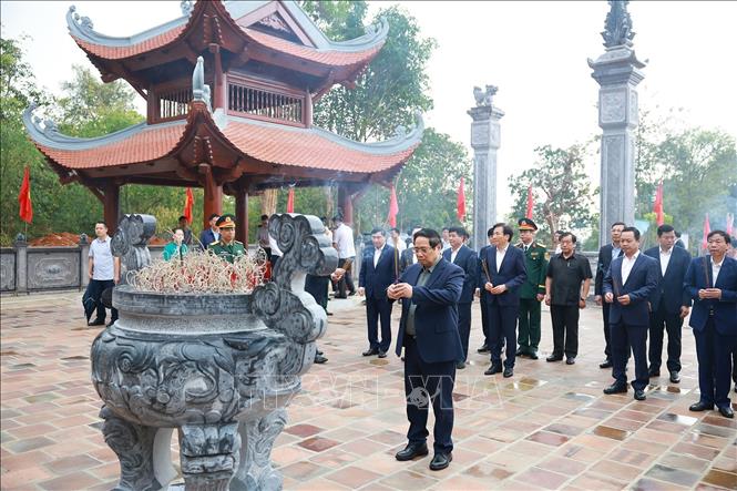 Thủ tướng d&acirc;ng hương tưởng niệm Chủ tịch Hồ Ch&iacute; Minh, c&aacute;c anh h&ugrave;ng, liệt sĩ tại Điện Bi&ecirc;n Phủ - Ảnh 1.
