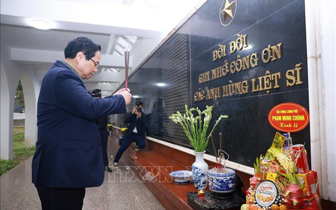 Thủ tướng dâng hương tưởng niệm Chủ tịch Hồ Chí Minh, các anh hùng, liệt sĩ tại Điện Biên