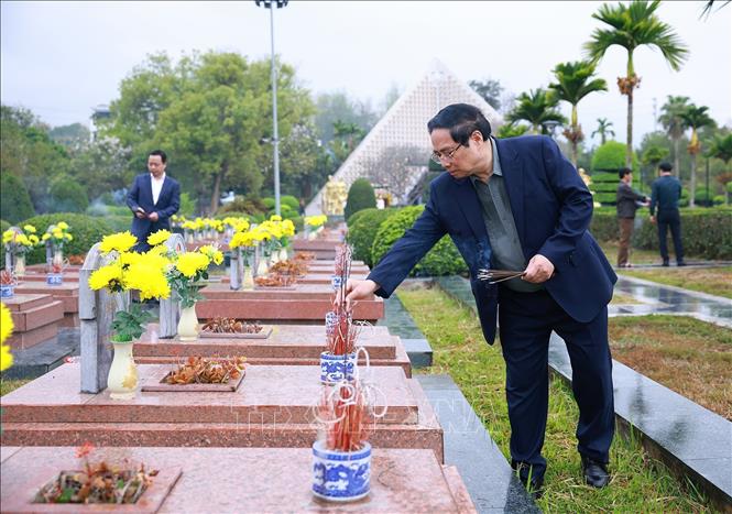 Thủ tướng d&acirc;ng hương tưởng niệm Chủ tịch Hồ Ch&iacute; Minh, c&aacute;c anh h&ugrave;ng, liệt sĩ tại Điện Bi&ecirc;n Phủ - Ảnh 5.