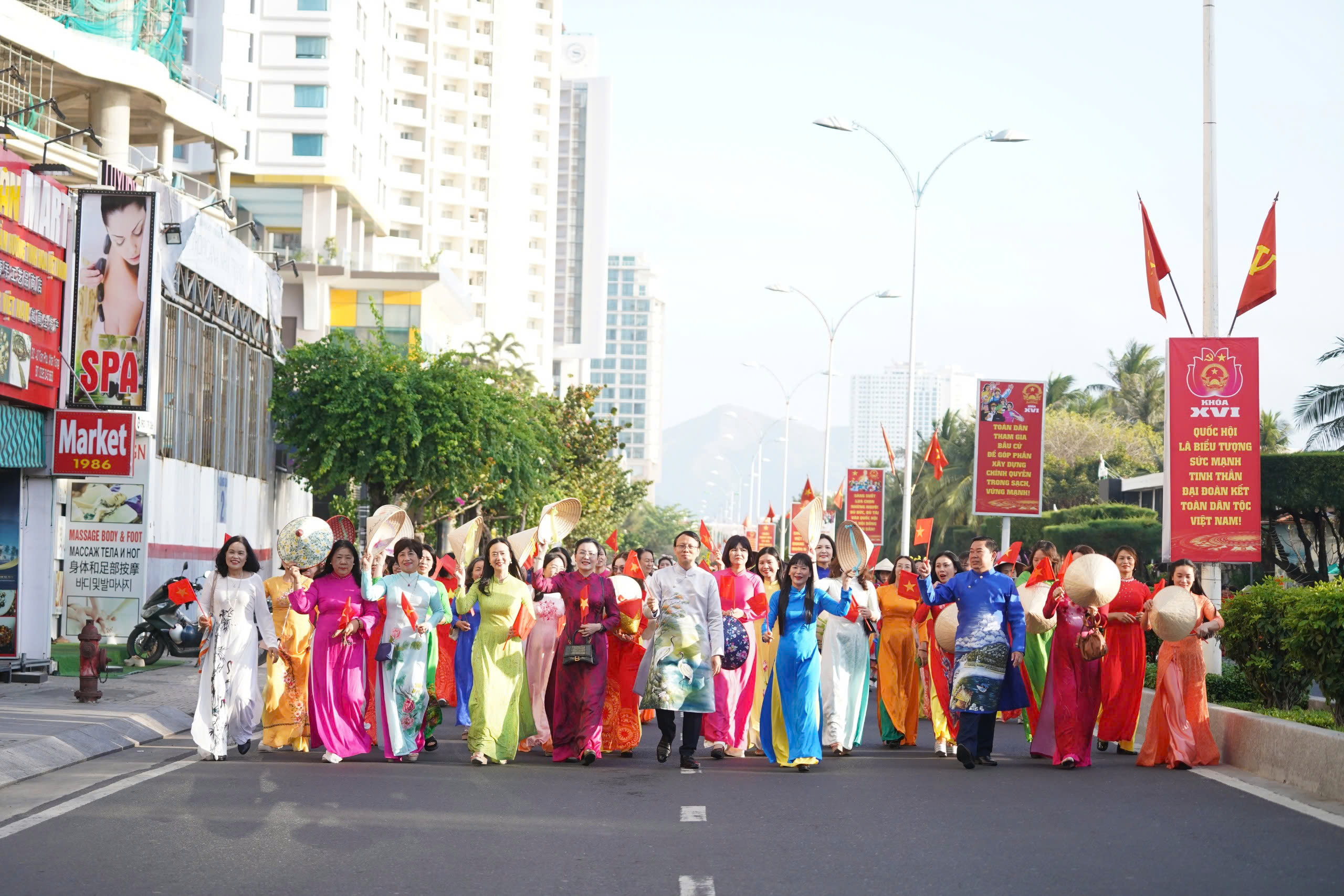 Hơn 3.000 phụ nữ Khánh Hòa diễu hành áo dài trên đường biển Nha Trang dịp 8-3 - Ảnh 2.