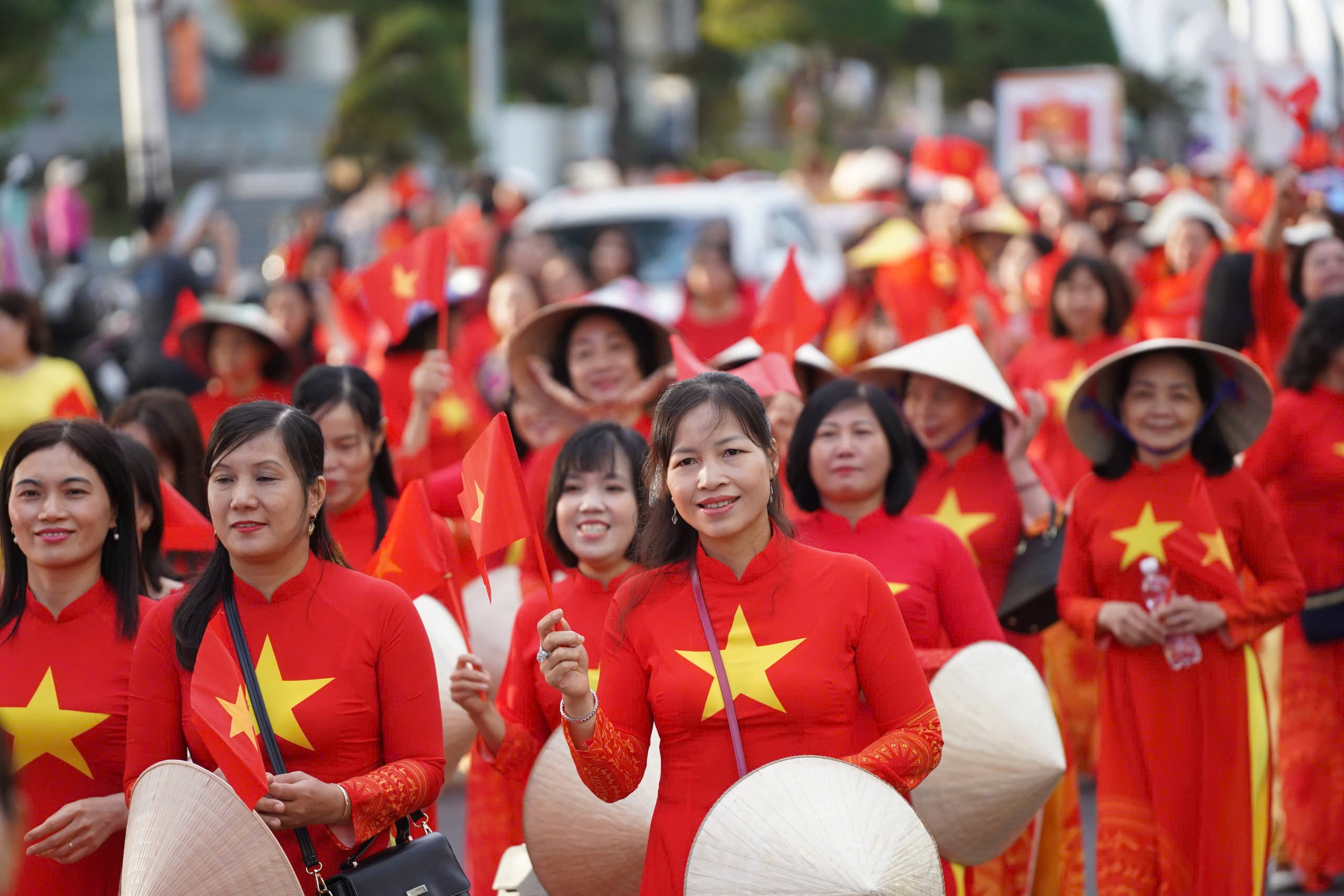Hơn 3.000 phụ nữ Khánh Hòa diễu hành áo dài trên đường biển Nha Trang dịp 8-3 - Ảnh 6.