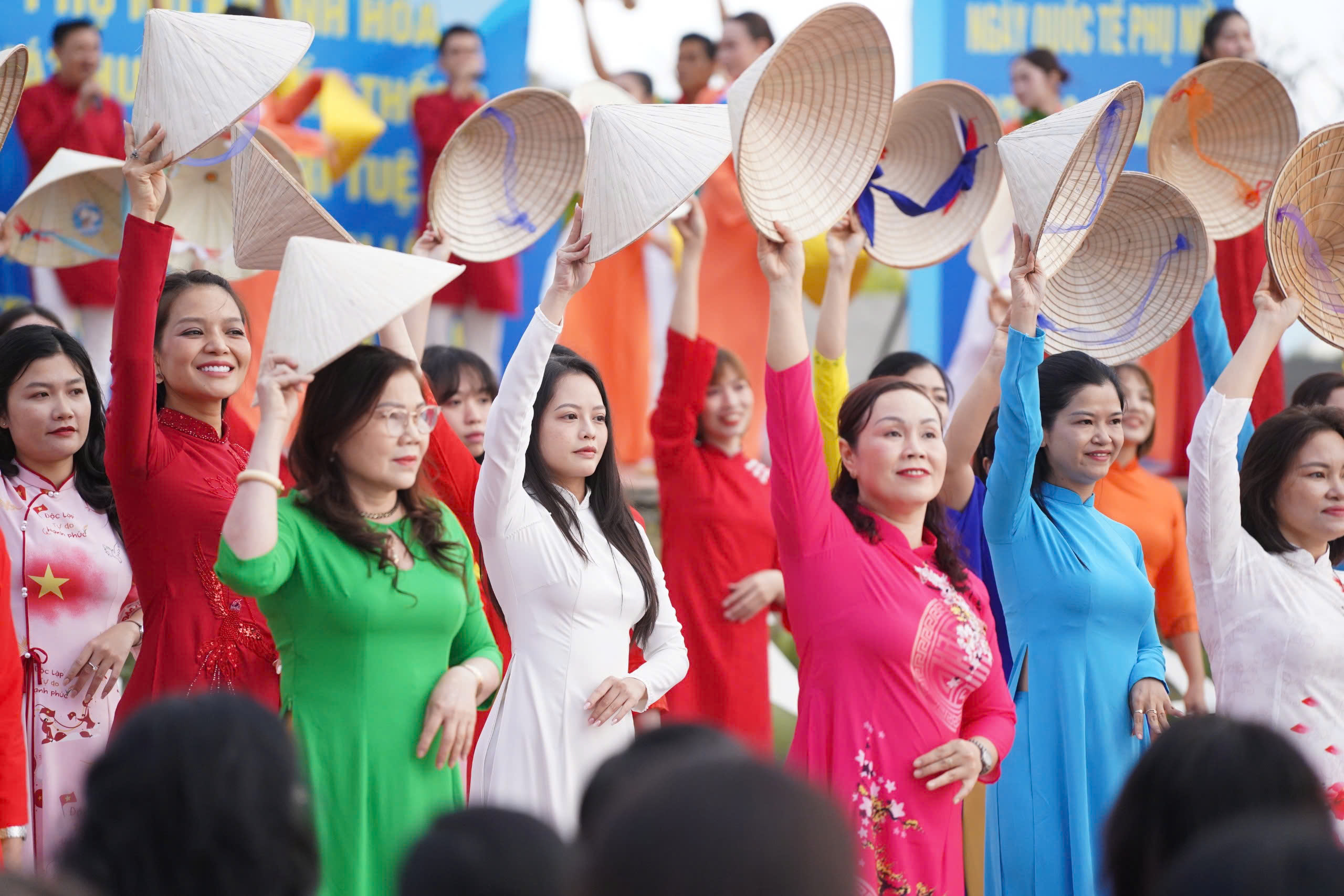 Hơn 3.000 phụ nữ Khánh Hòa diễu hành áo dài trên đường biển Nha Trang dịp 8-3 - Ảnh 4.