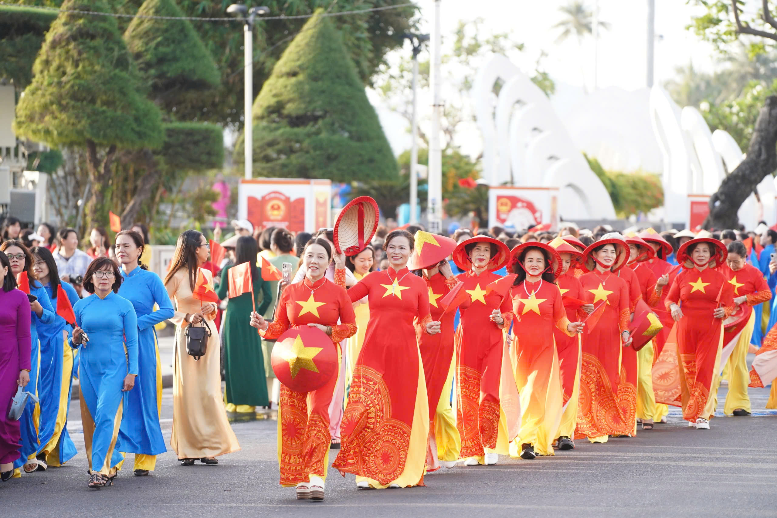Hơn 3.000 phụ nữ Khánh Hòa diễu hành áo dài trên đường biển Nha Trang dịp 8-3 - Ảnh 1.