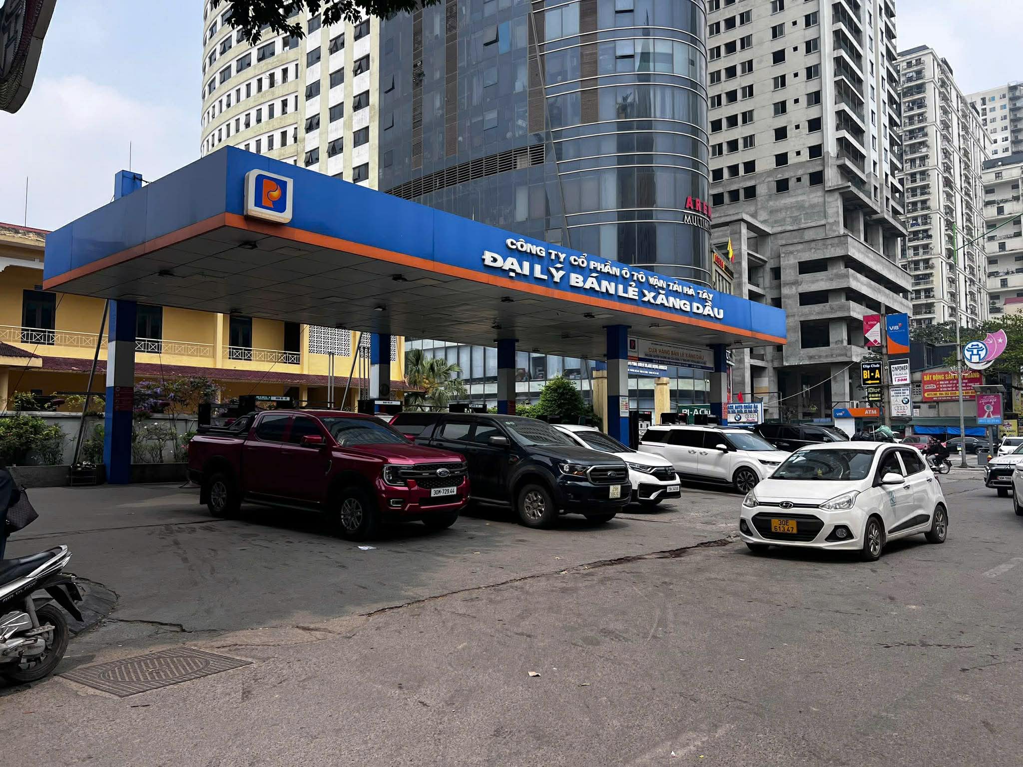 Y&ecirc;u cầu xử l&yacute; hoạt động b&aacute;n xăng dầu bằng chai, lọ - Ảnh 1.