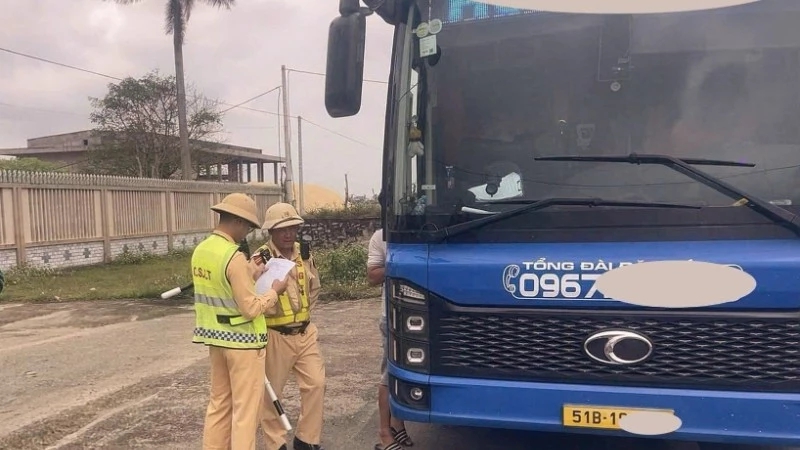 Bị người dân "tố" qua Zalo Cục trưởng CSGT: Xe khách bị phạt 150 triệu đồng - Ảnh 1.