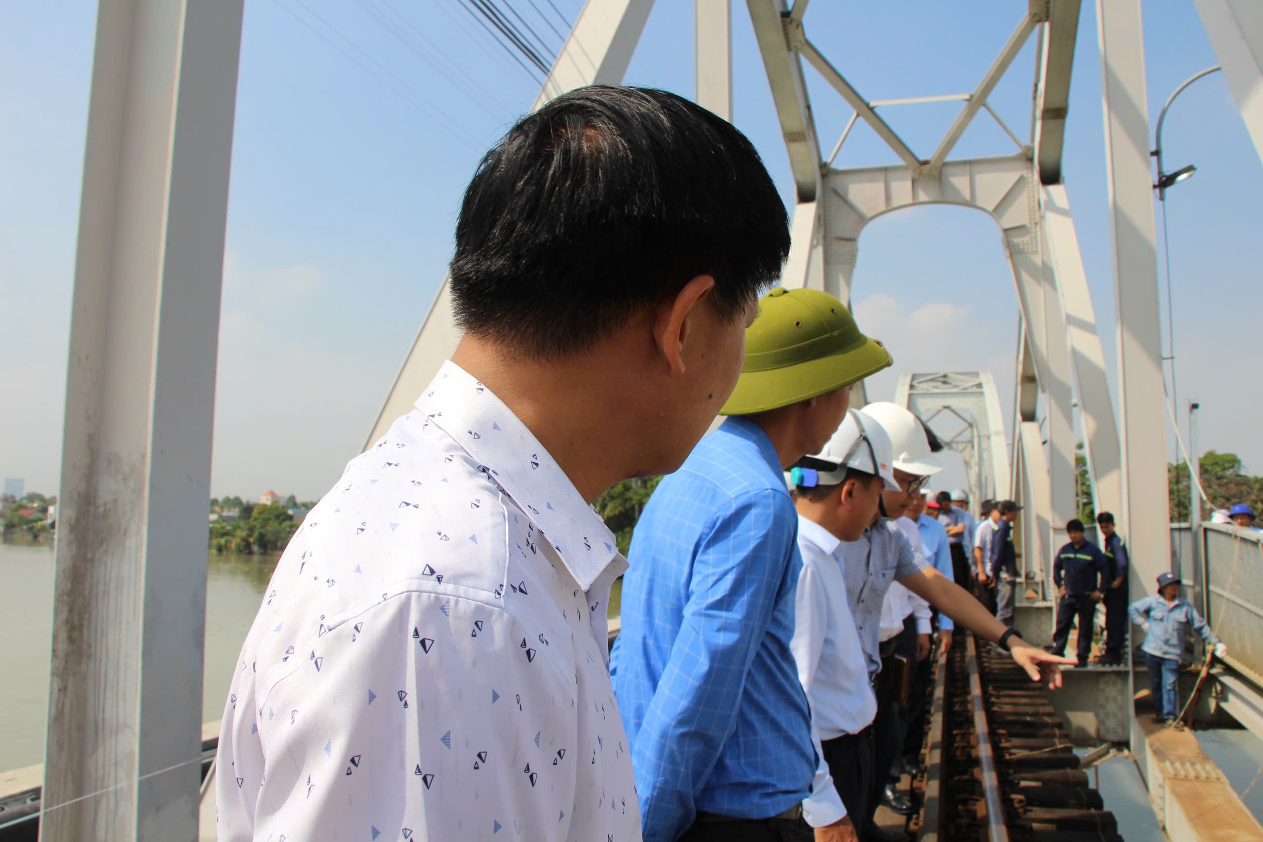 Chốt phương án sửa chữa cầu Ghềnh sau sự cố sà lan tông - Ảnh 6.
