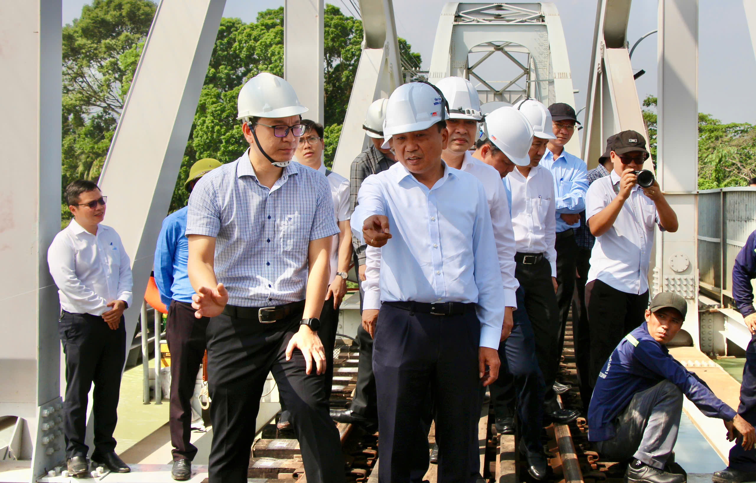 Chốt phương án sửa chữa cầu Ghềnh sau sự cố sà lan tông - Ảnh 1.