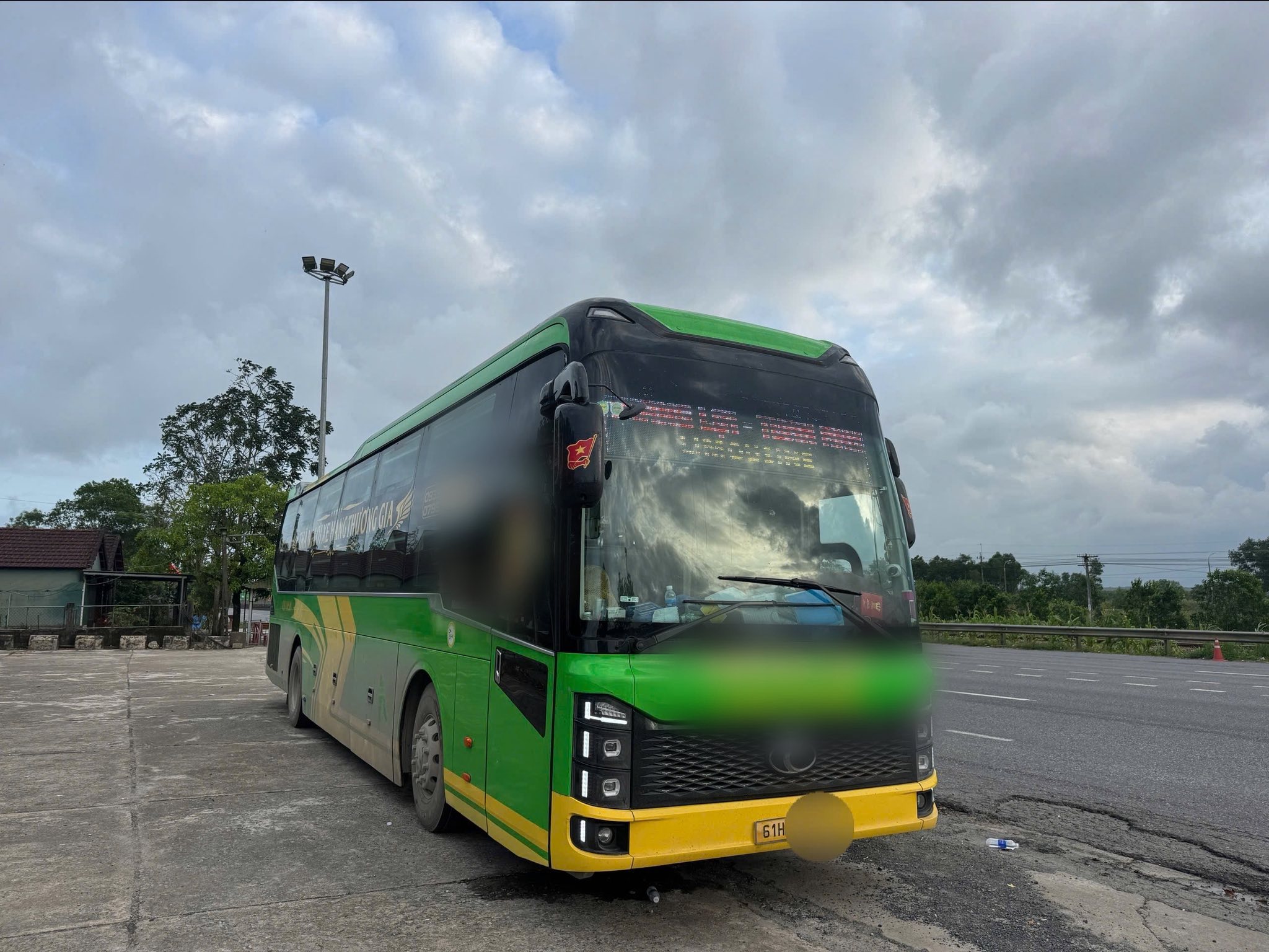 Xe khách chở quá số người quy định bị phạt gần 200 triệu đồng tại Quảng Trị - Ảnh 1.