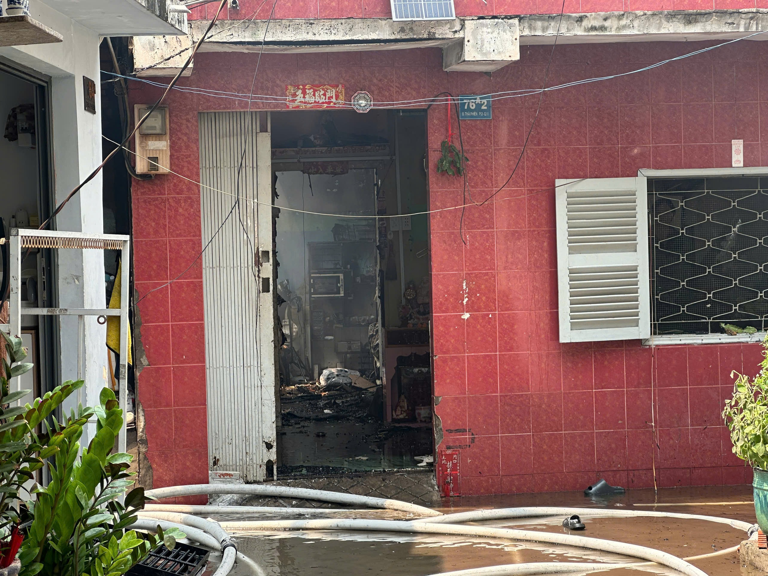 Vụ ch&aacute;y lớn ở TPHCM: 5 căn nh&agrave; bị ảnh hưởng - Ảnh 3.