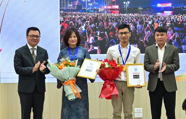 Gần 4.000 tác phẩm khắc họa "Việt Nam trên hành trình đổi mới" - Ảnh 1.