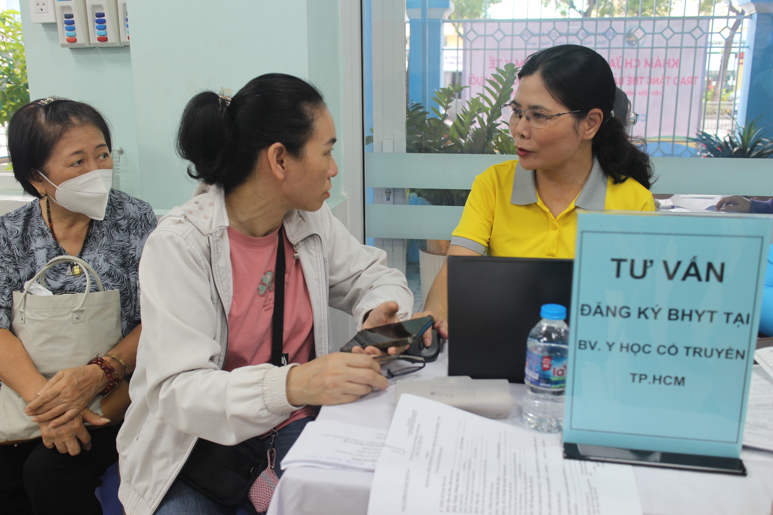 Mức hưởng BHYT: C&ugrave;ng tuyến, tr&aacute;i tuyến theo quy định mới nhất năm 2026 - Ảnh 1.