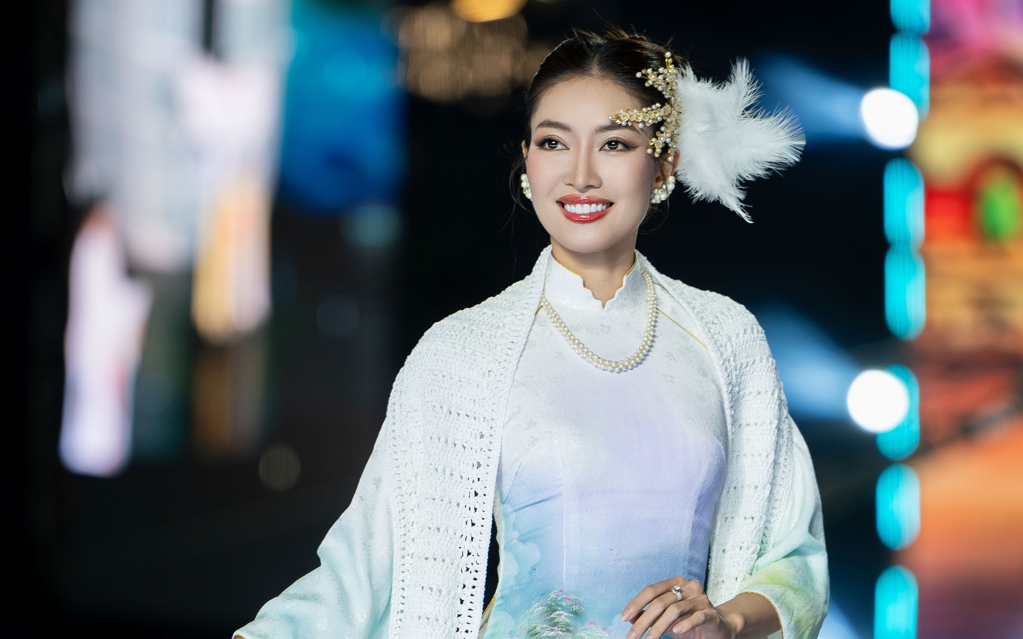 Bộ sưu tập áo dài đặc biệt của nhà thiết kế Việt Hùng