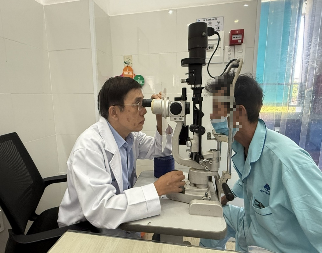 Bệnh viện Mắt TPHCM khám tầm soát miễn phí bệnh glôcôm - Ảnh 1.