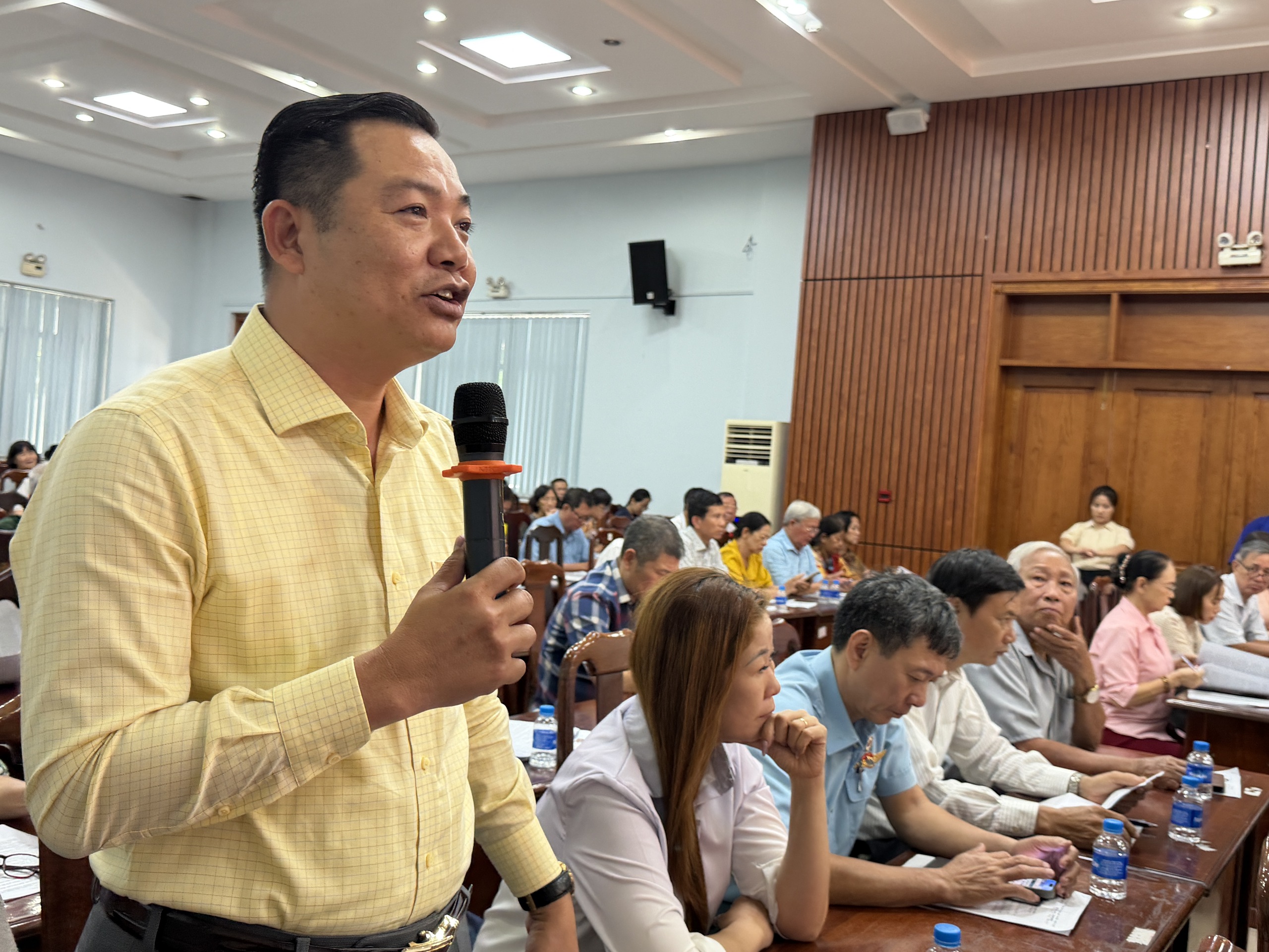 Cử tri ở TPHCM g&acirc;y ch&uacute; &yacute; khi đề cập gi&aacute; xăng dầu, gi&aacute; gas đang leo thang - Ảnh 4.