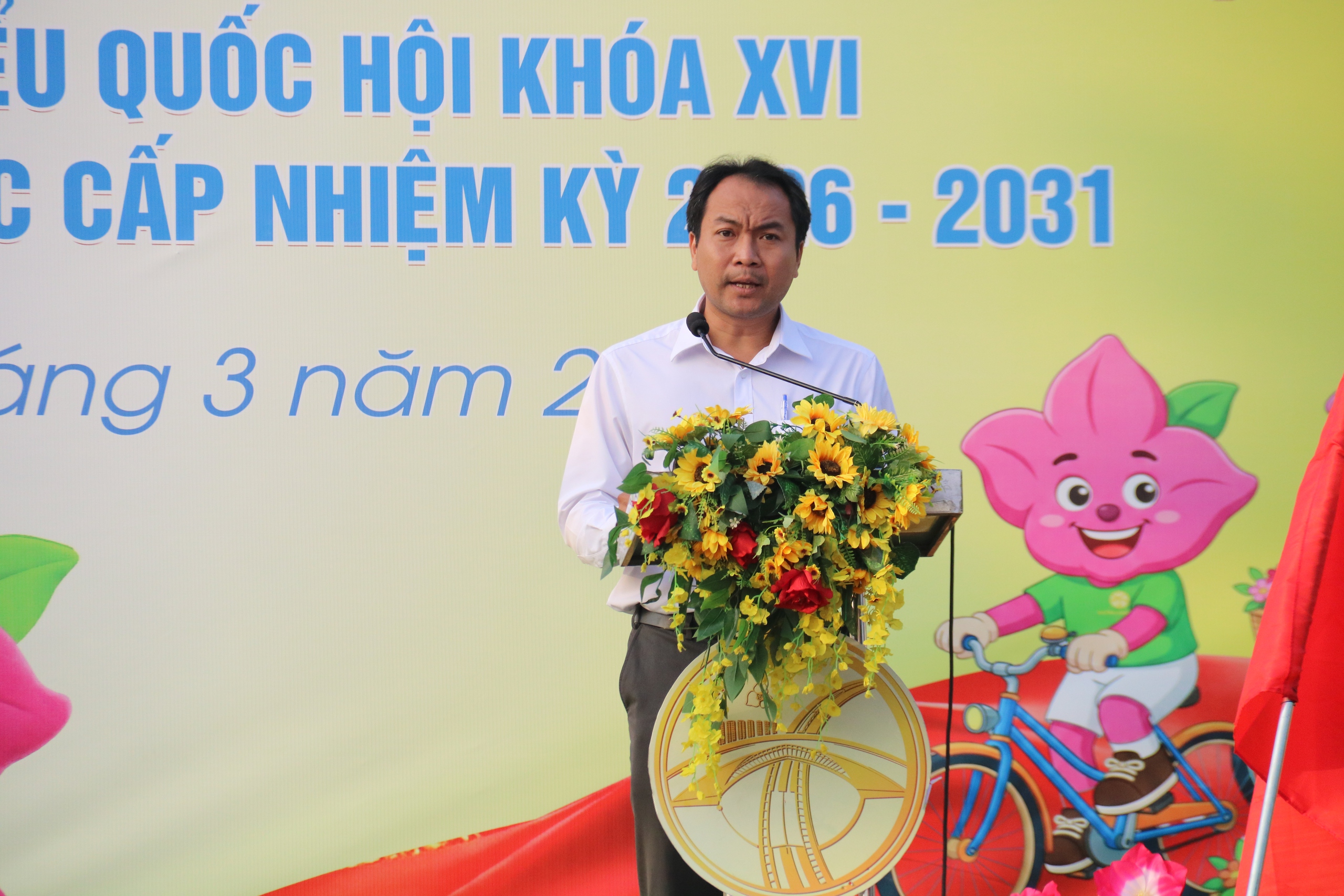 Phường ở TPHCM xuống đường tuyên truyền cho ngày bầu cử - Ảnh 1.