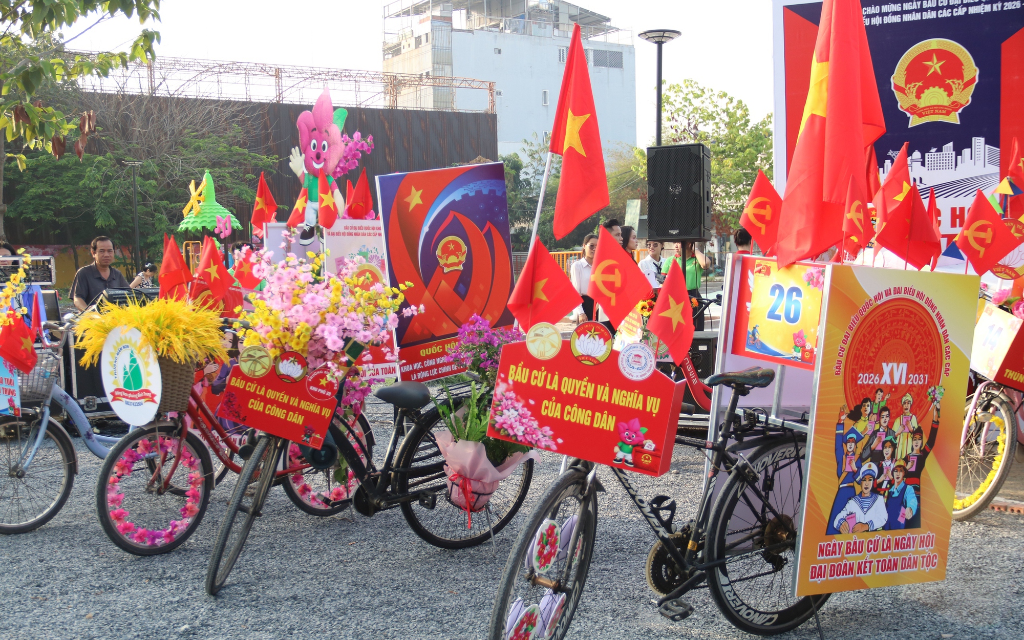 Phường ở TPHCM xuống đường tuyên truyền cho ngày bầu cử