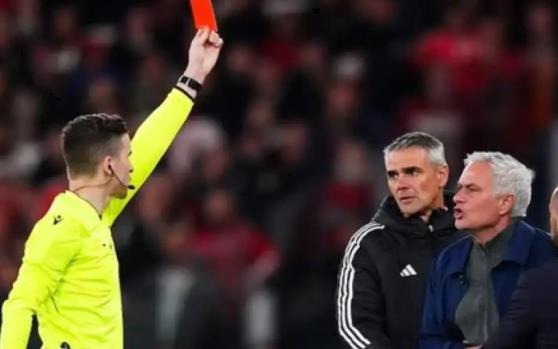 HLV Mourinho lĩnh thẻ đỏ, tố bị học trò cũ liên tục gọi “kẻ phản bội”