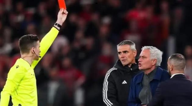 HLV Mourinho lĩnh thẻ đỏ, tố bị học tr&ograve; cũ li&ecirc;n tục gọi &ldquo;kẻ phản bội&rdquo; - Ảnh 1.