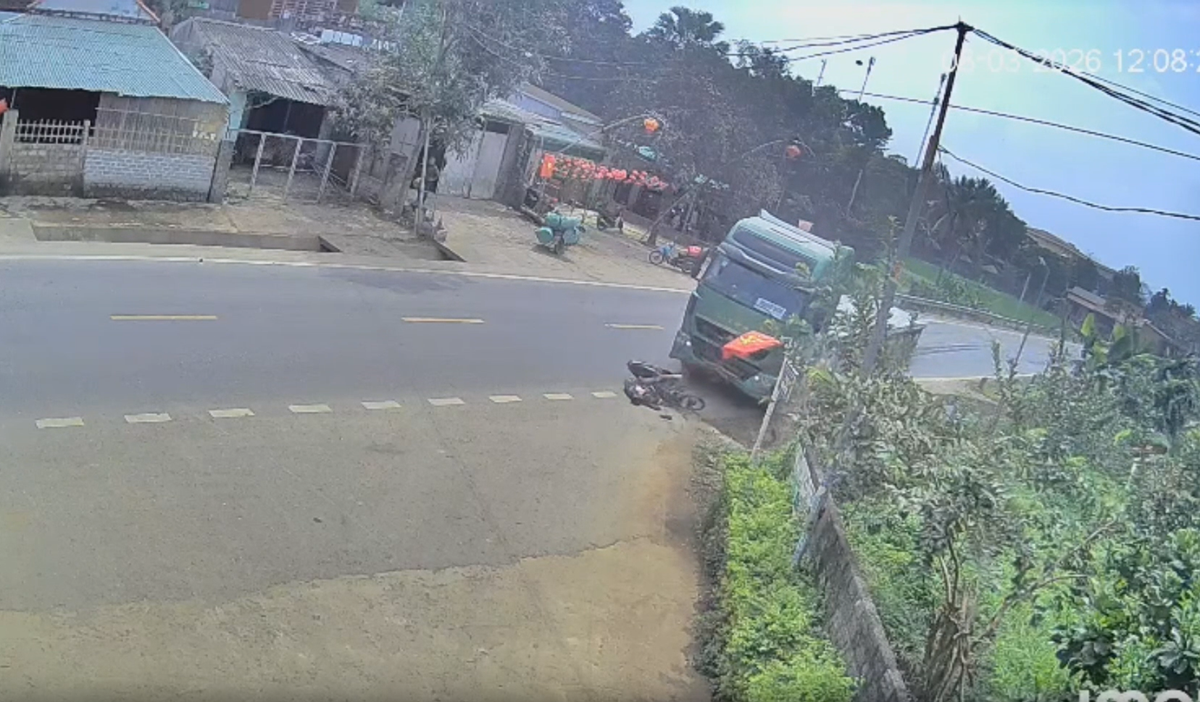 Xe đầu k&eacute;o đi lấn l&agrave;n, t&ocirc;ng tử vong người đi xe m&aacute;y - Ảnh 1.