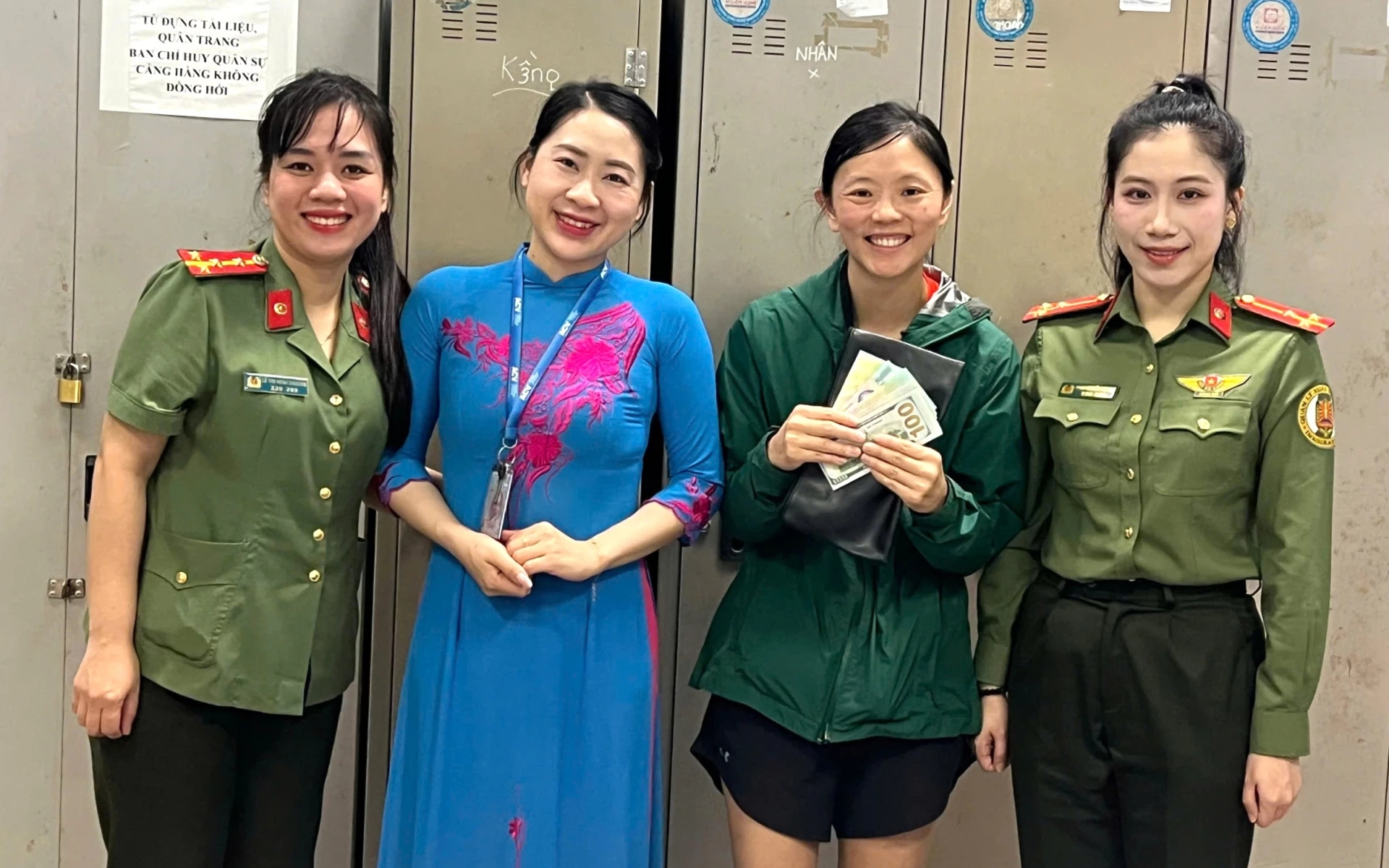Nữ du khách Mỹ bỏ quên ví chứa hàng ngàn USD ở sân bay Đồng Hới