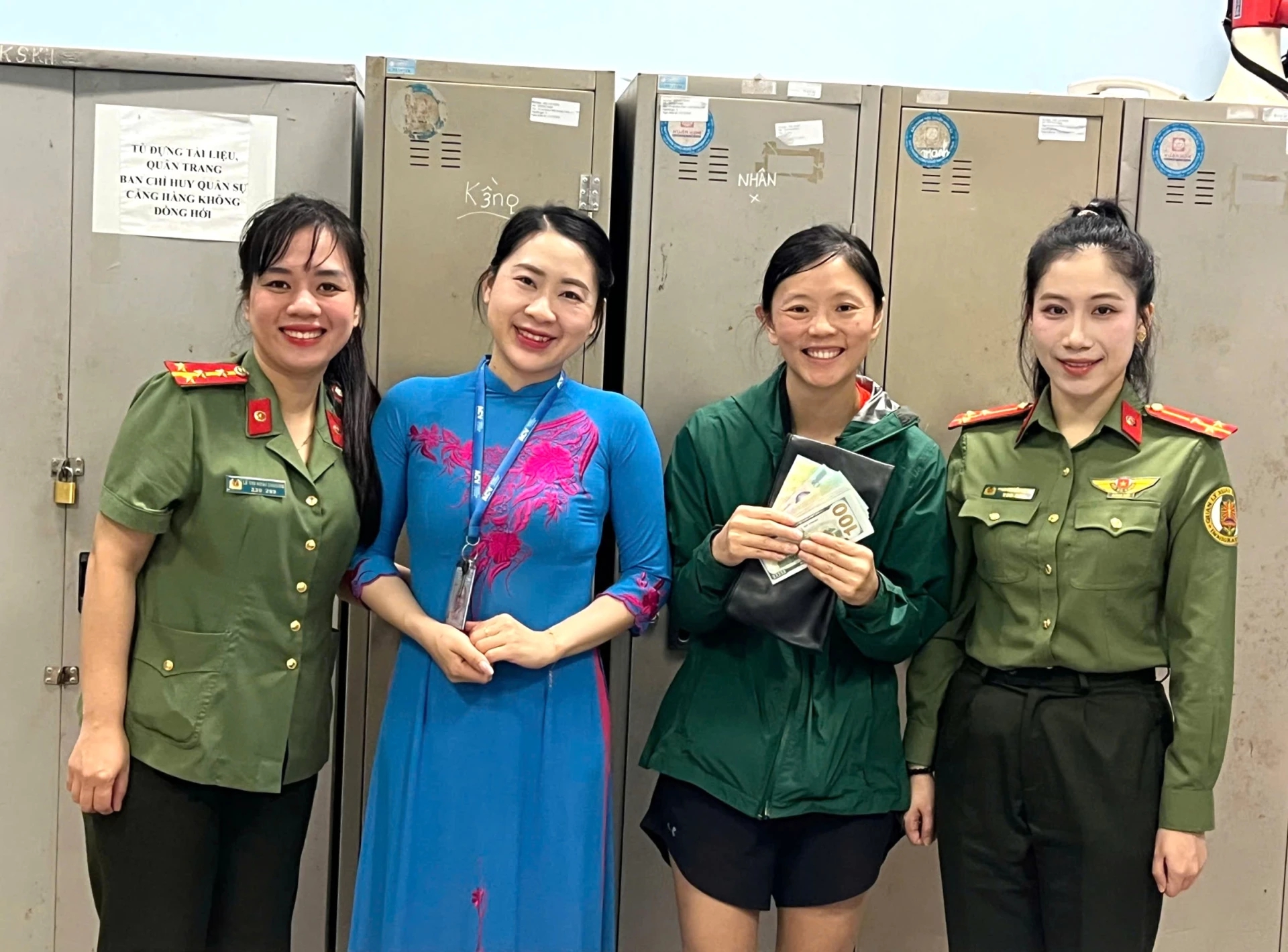 Nữ du khách Mỹ bỏ quên chiếc ví chứa hàng ngàn USD tại sân bay Đồng Hới - Ảnh 1.