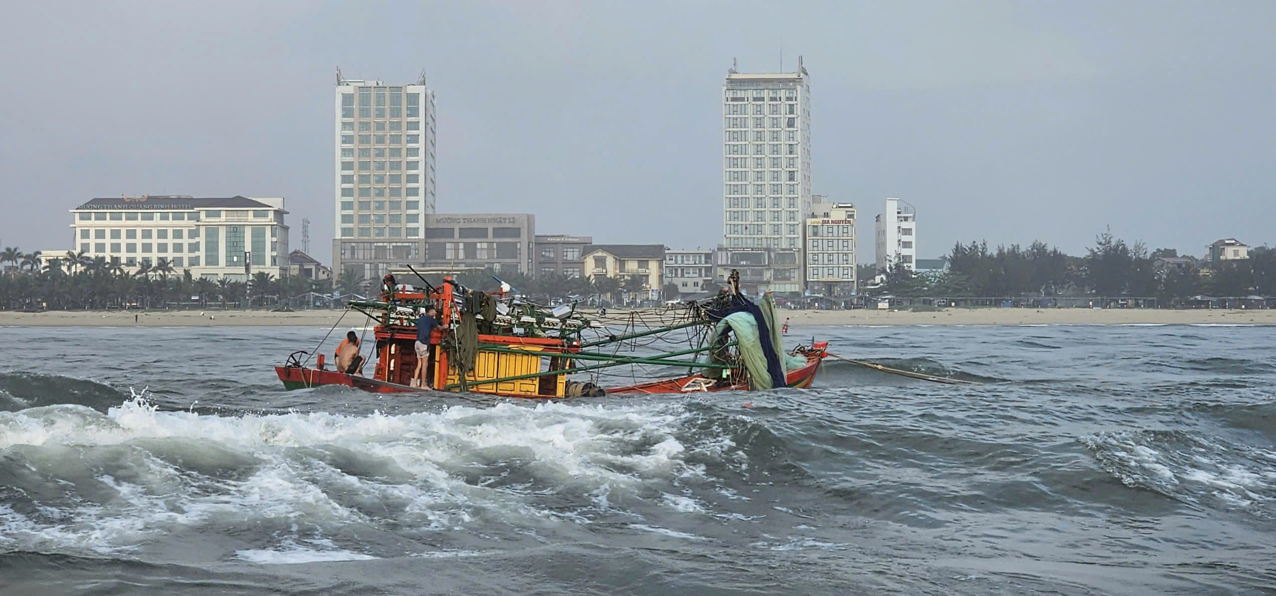 Tàu cá gặp nạn tại cửa biển Nhật Lệ: 5 Ngư dân được cứu kịp thời - Ảnh 1.
