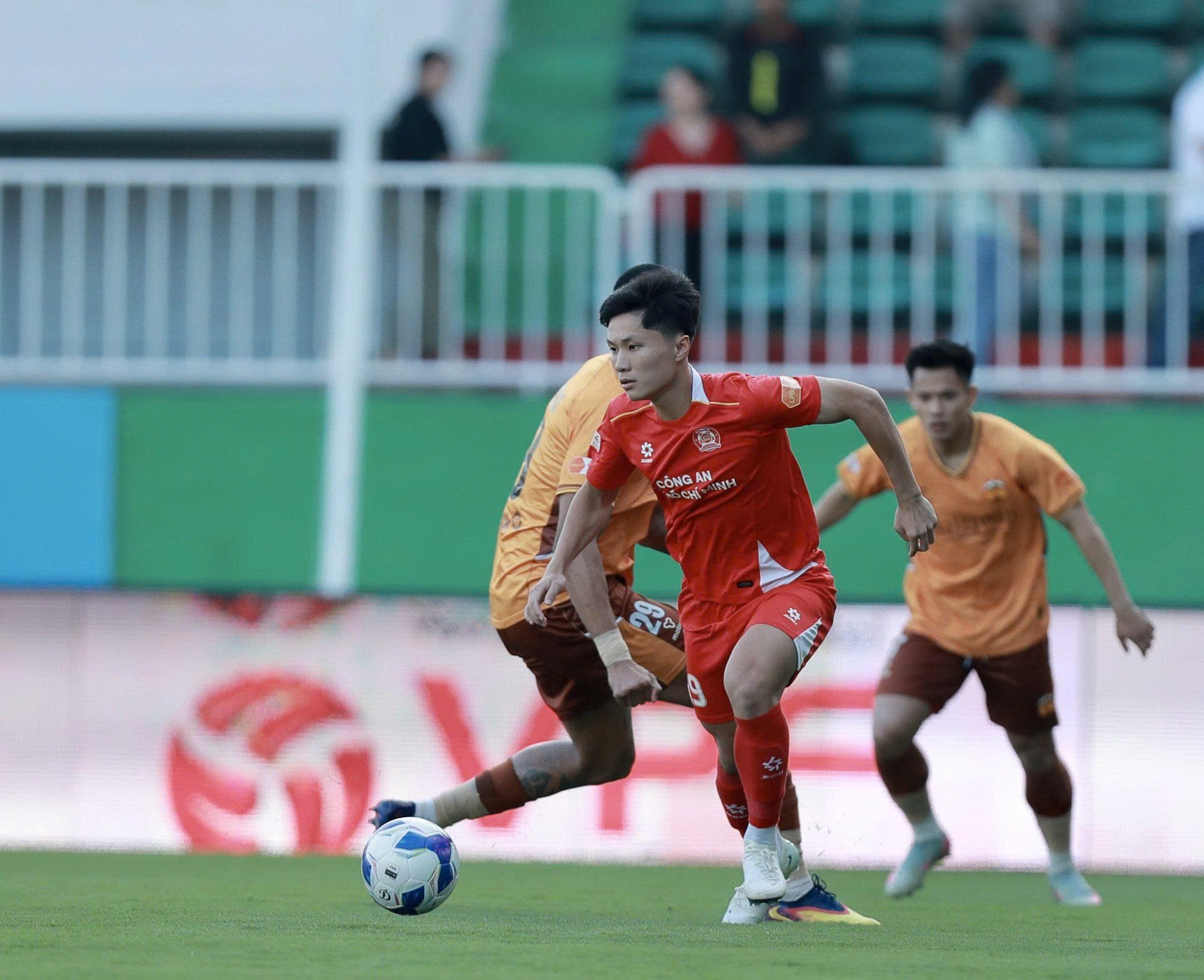 V&ograve;ng 15 V-League: CAHN thua trận đầu ti&ecirc;n, PVF-CAND rơi xuống cuối bảng - Ảnh 2.