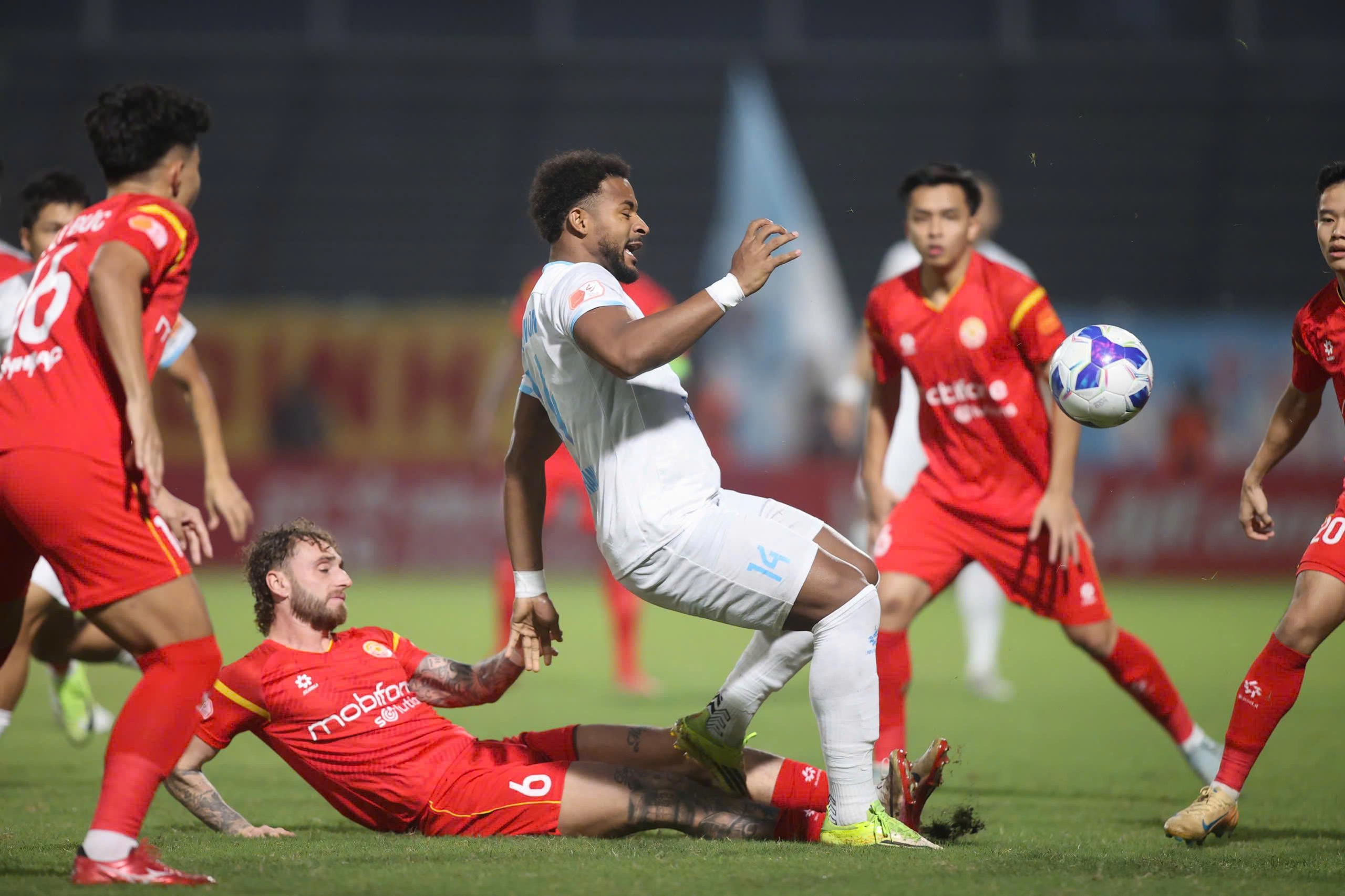 V&ograve;ng 15 V-League: CAHN thua trận đầu ti&ecirc;n, PVF-CAND rơi xuống cuối bảng - Ảnh 3.