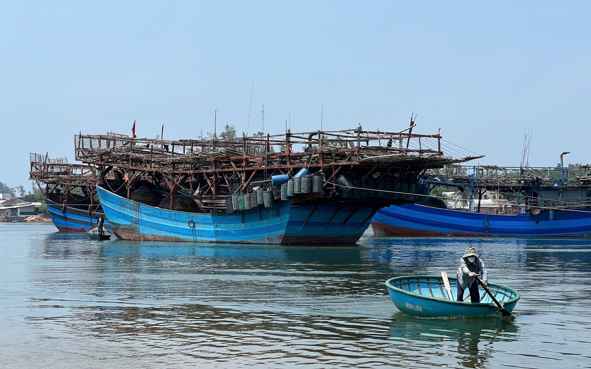2 tàu cá Quảng Ngãi bị hỏng máy, 70 ngư dân cầu cứu giữa biển