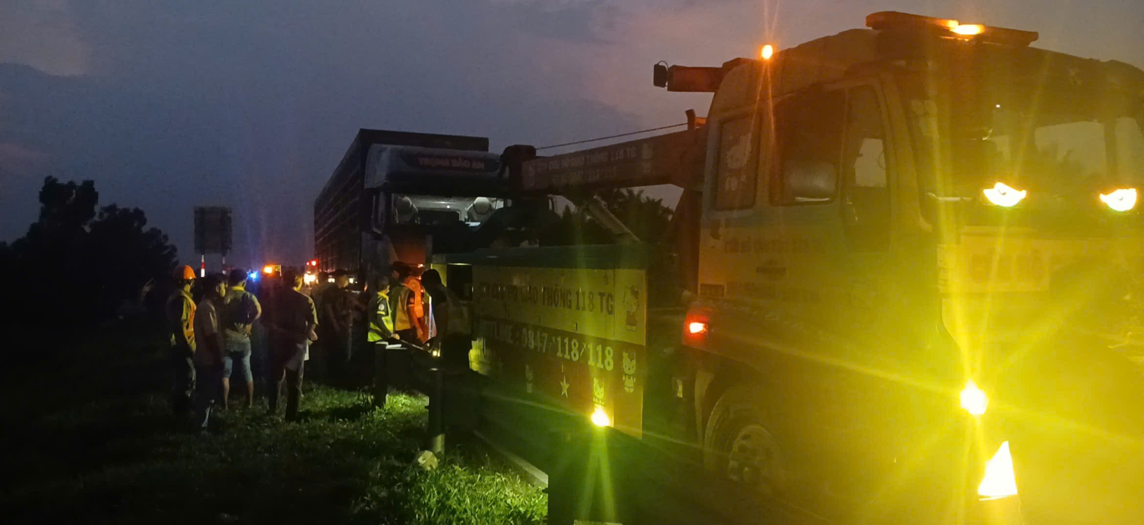 Tai nạn nghiêm trọng trên cao tốc Trung Lương - Mỹ Thuận , phụ xế tử vong - Ảnh 3.