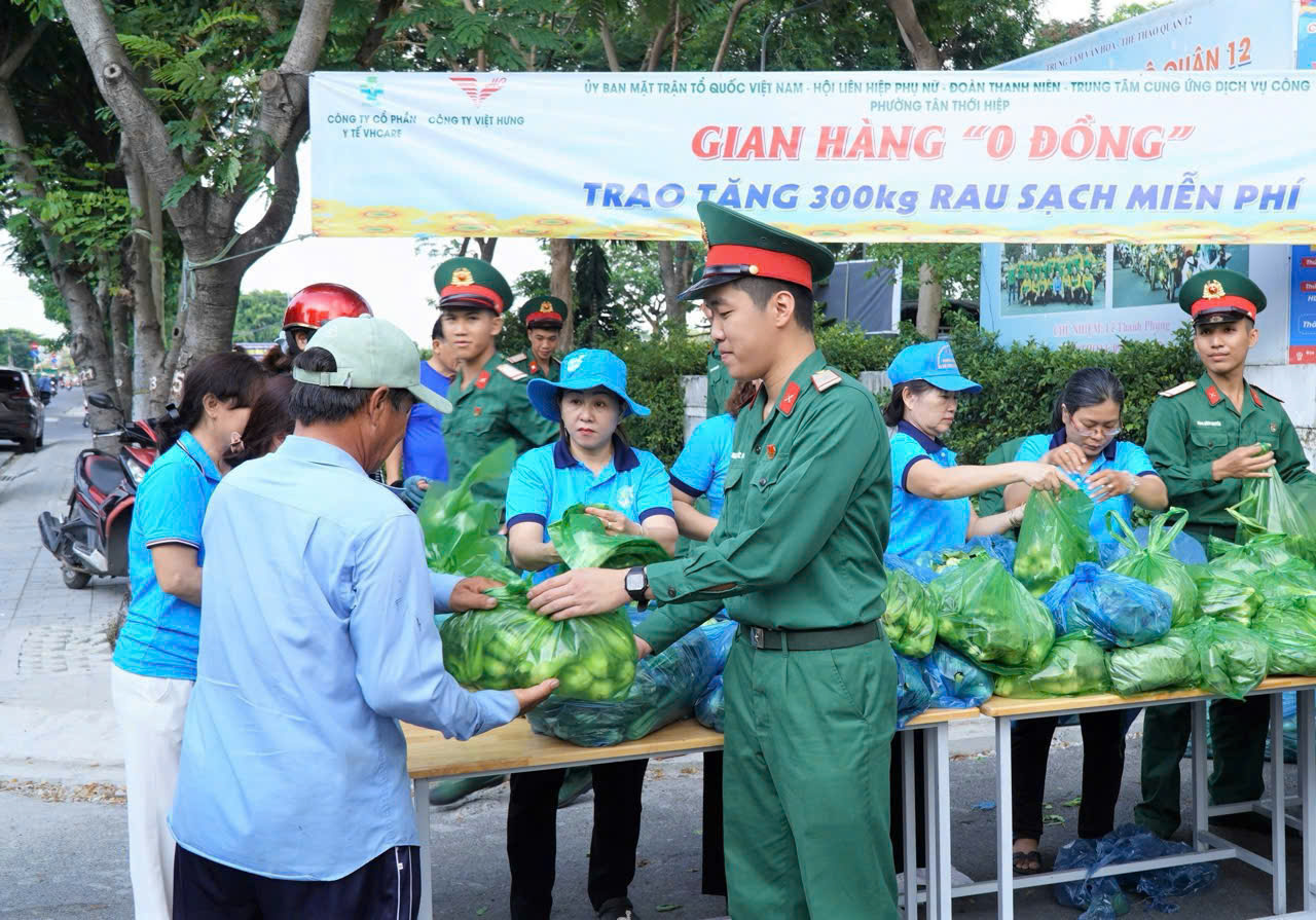 1,2 tấn rau "bộ đội" đến tay người dân tại TPHCM - Ảnh 5.