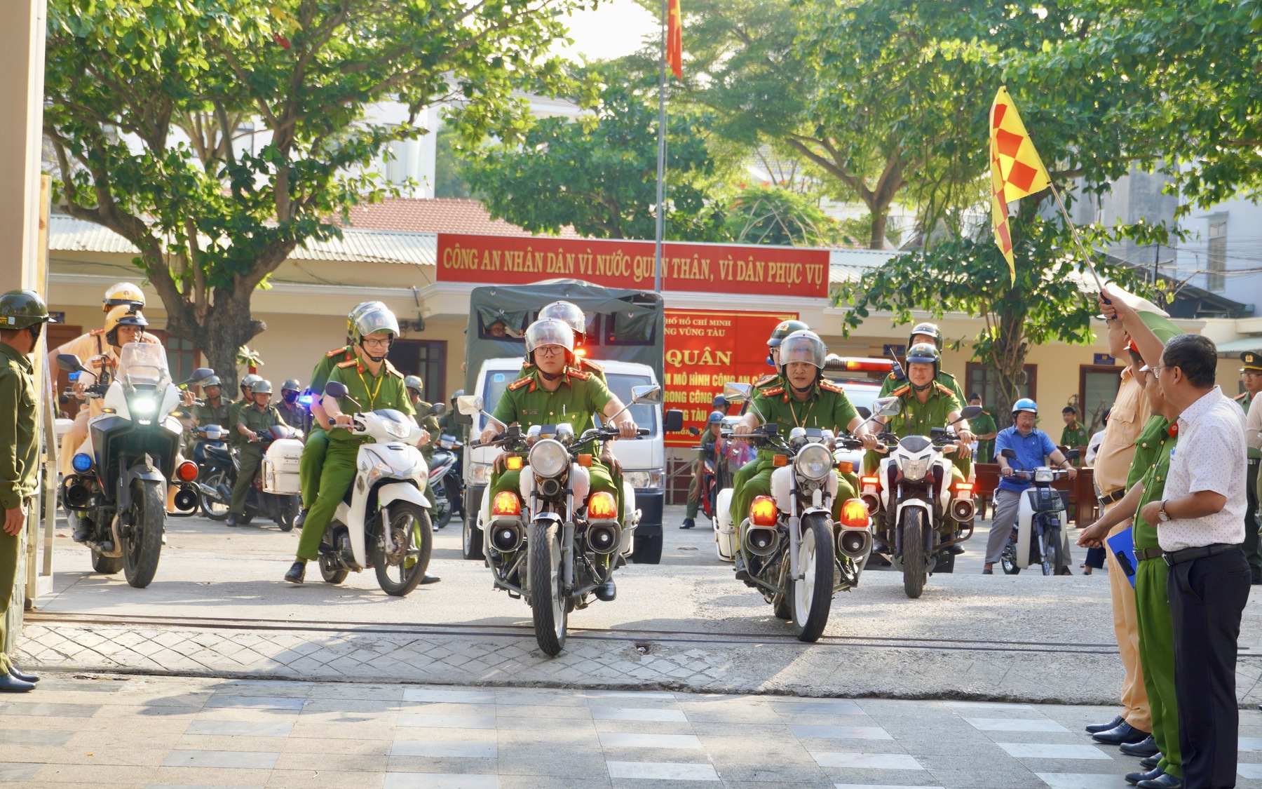 Hình ảnh Công an phường Vũng Tàu ra quân lập lại trật tự đô thị