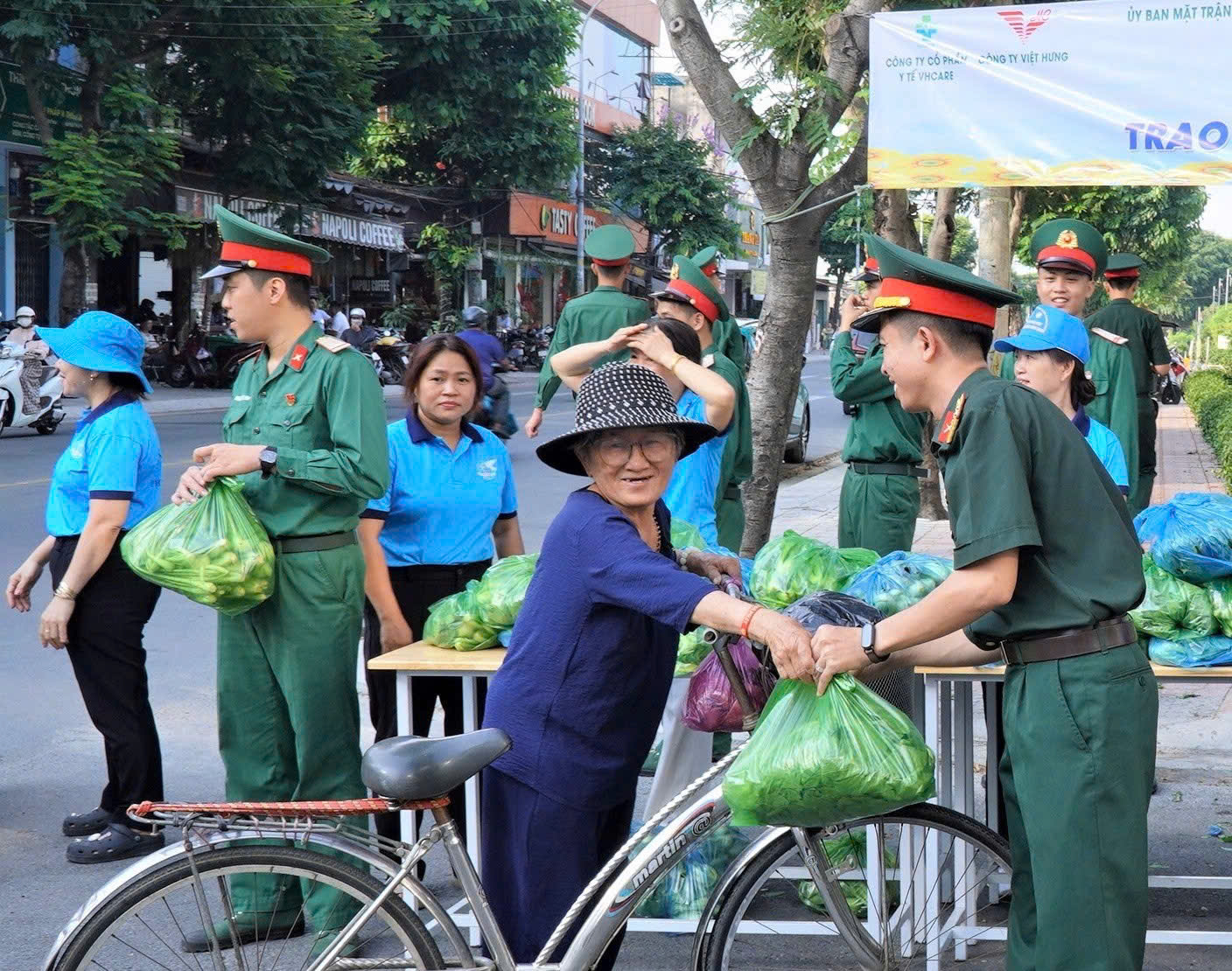 1,2 tấn rau "bộ đội" đến tay người dân tại TPHCM - Ảnh 1.