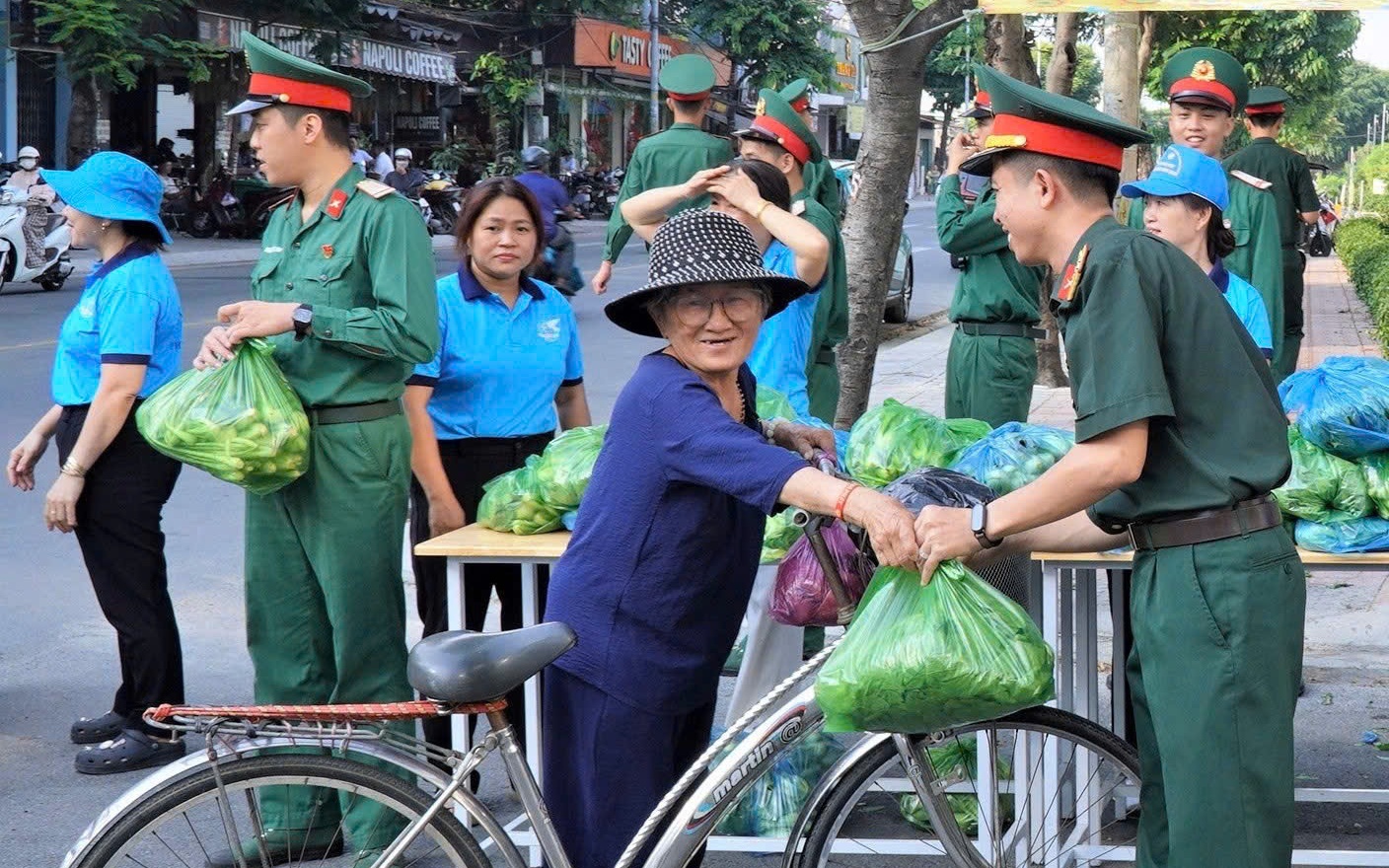 1,2 tấn "rau bộ đội" đến tay người dân TPHCM