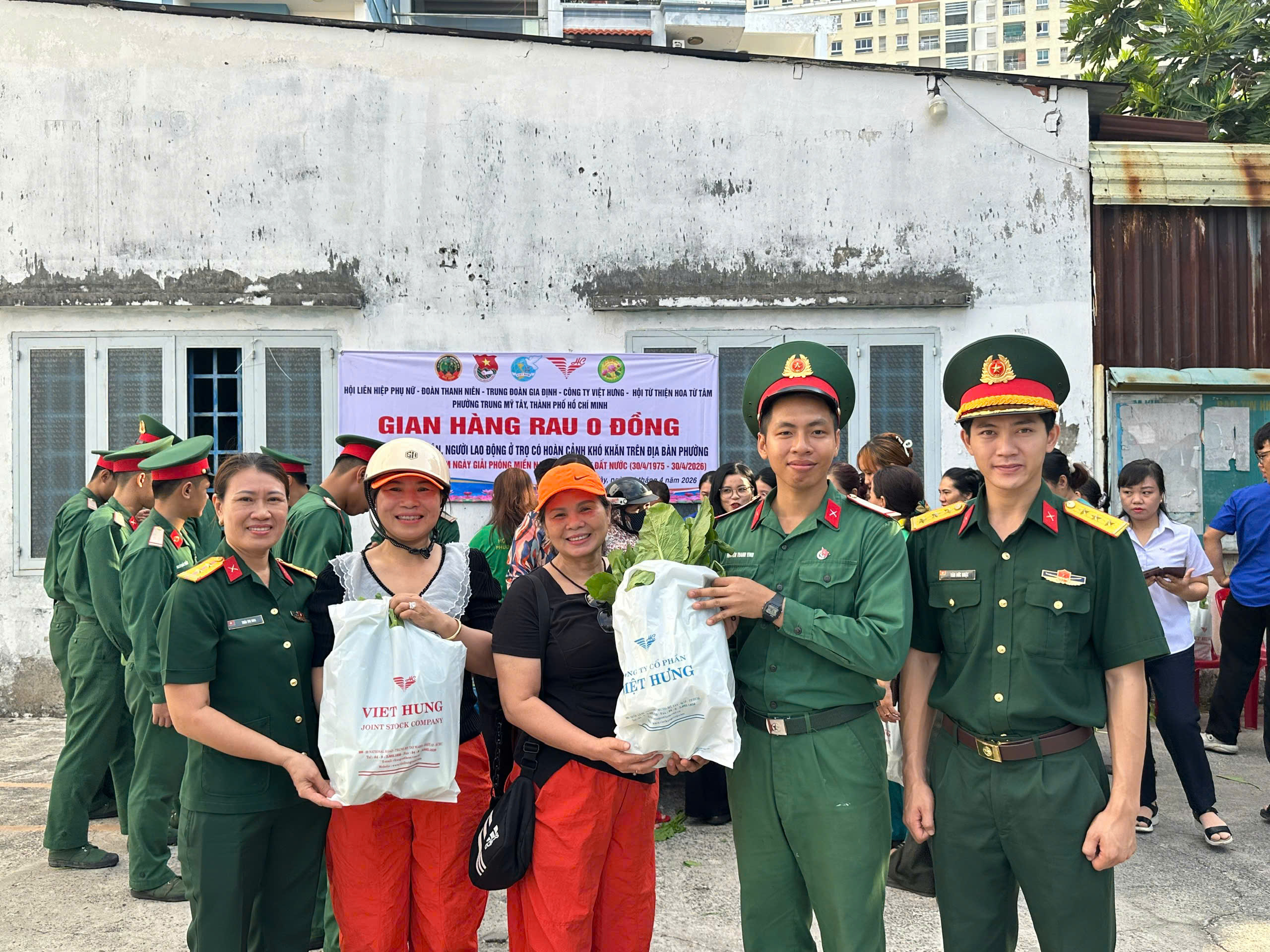 1,2 tấn rau "bộ đội" đến tay người dân tại TPHCM - Ảnh 3.