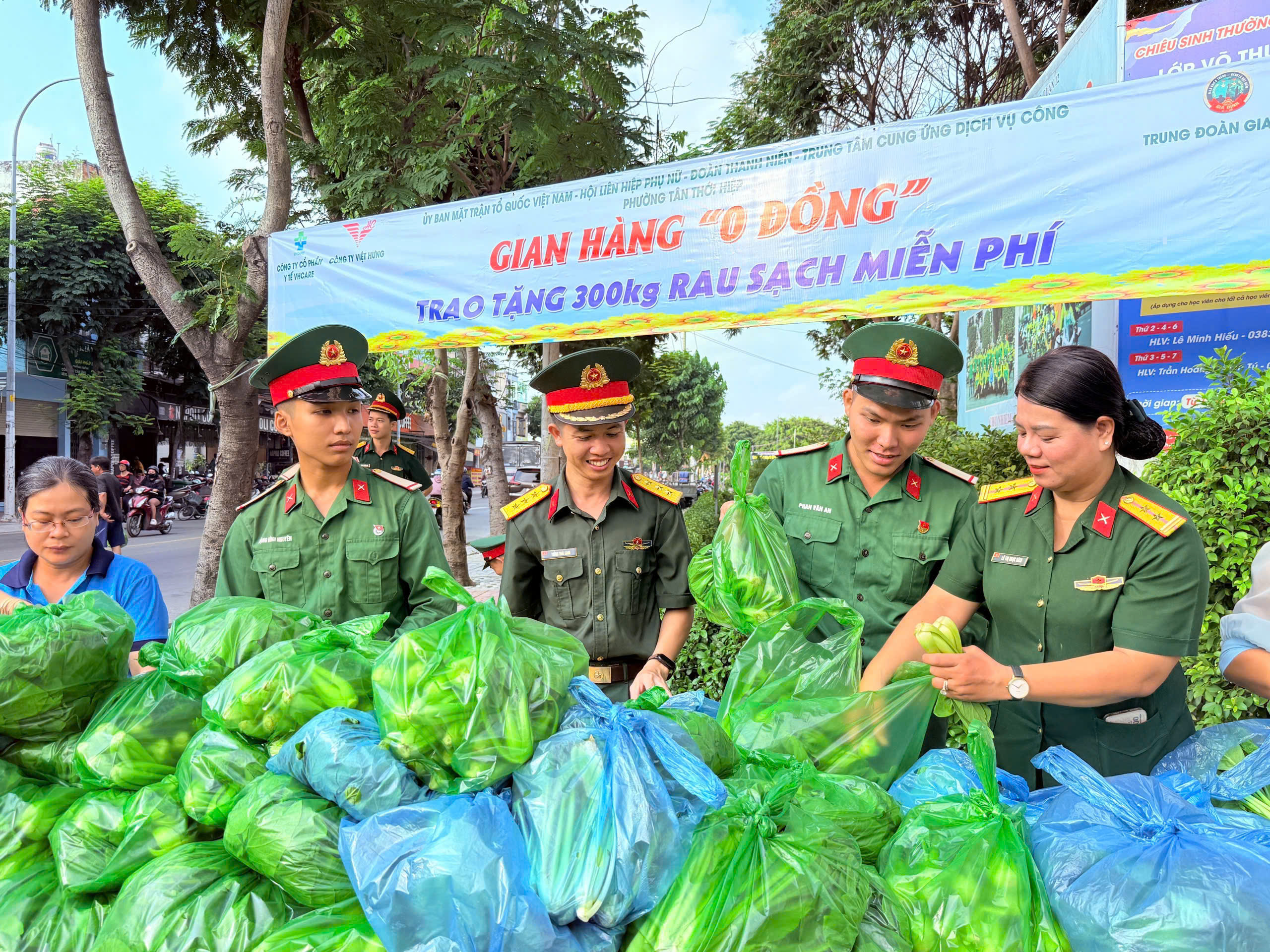1,2 tấn rau "bộ đội" đến tay người dân tại TPHCM - Ảnh 2.