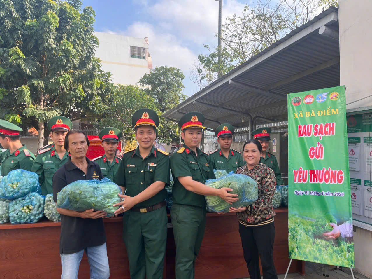 1,2 tấn rau "bộ đội" đến tay người dân tại TPHCM - Ảnh 4.