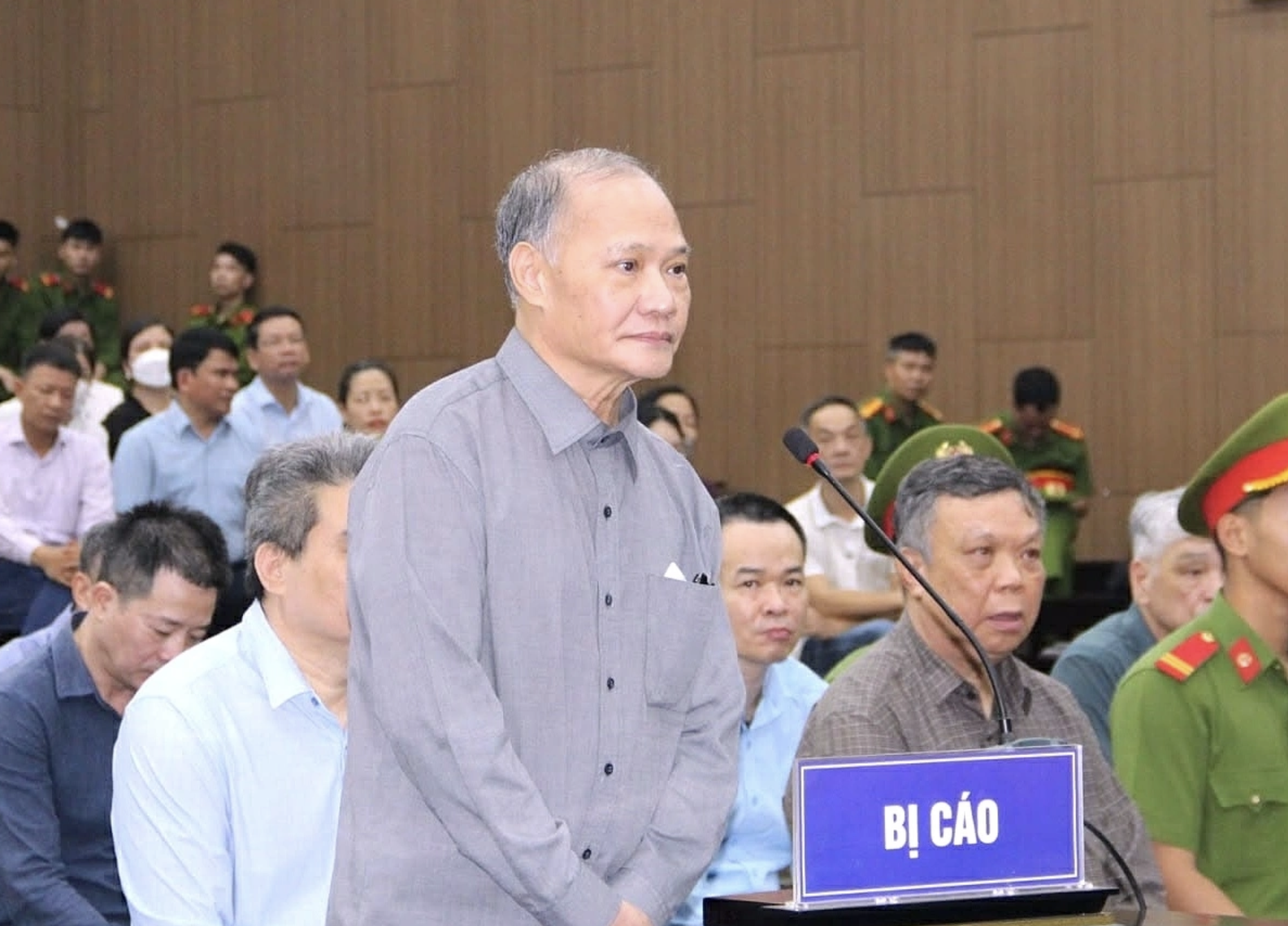 Cựu Thứ trưởng Ho&agrave;ng Văn Thắng Nhận hối lộ 4 , 5 tỉ đồng , đề nghị 4 - 5 năm t&ugrave; - Ảnh 1.