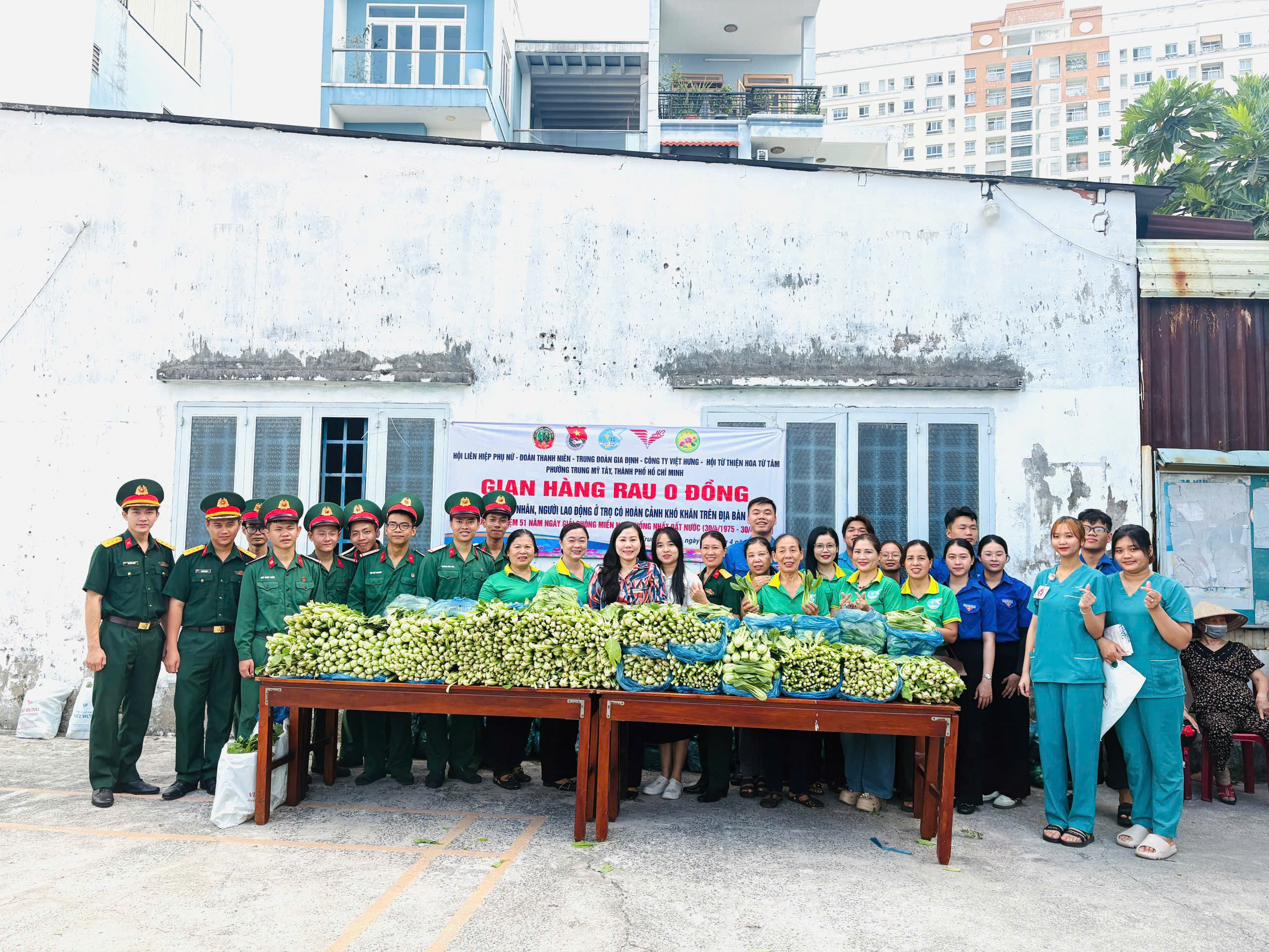 1,2 tấn rau "bộ đội" đến tay người dân tại TPHCM - Ảnh 6.