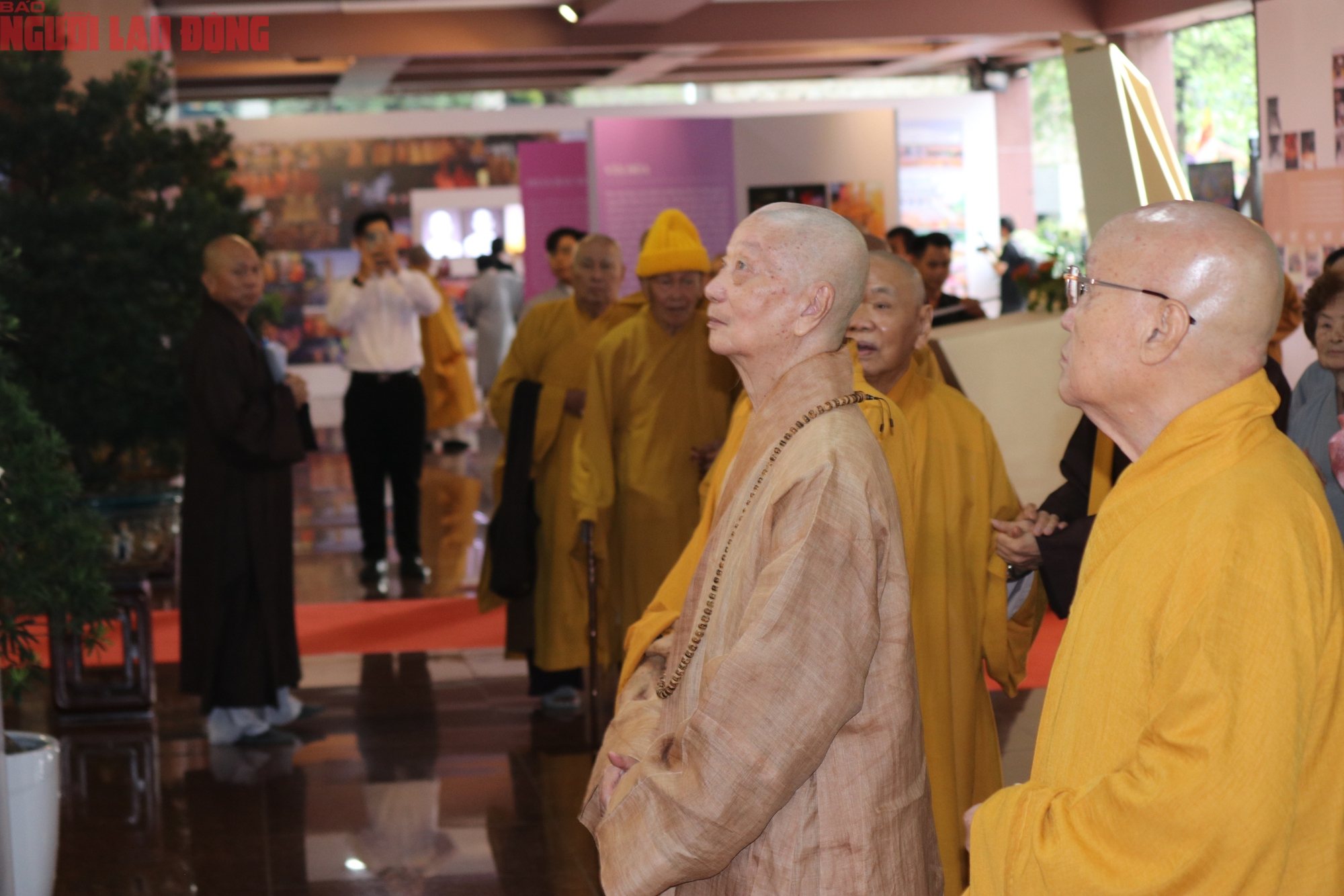 Triển l&atilde;m "45 năm Gi&aacute;o hội Phật gi&aacute;o Việt Nam: Ph&aacute;t triển c&ugrave;ng đất nước - Bước v&agrave;o kỷ nguy&ecirc;n mới" - Ảnh 9.